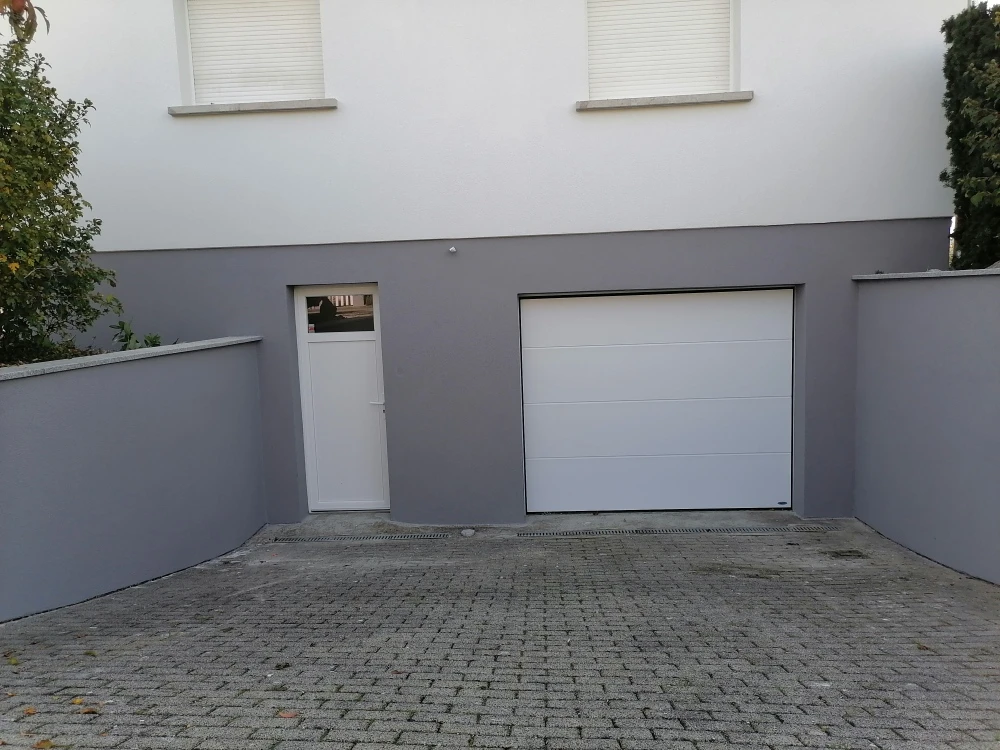Porte de service + Porte de garage sectionnelle