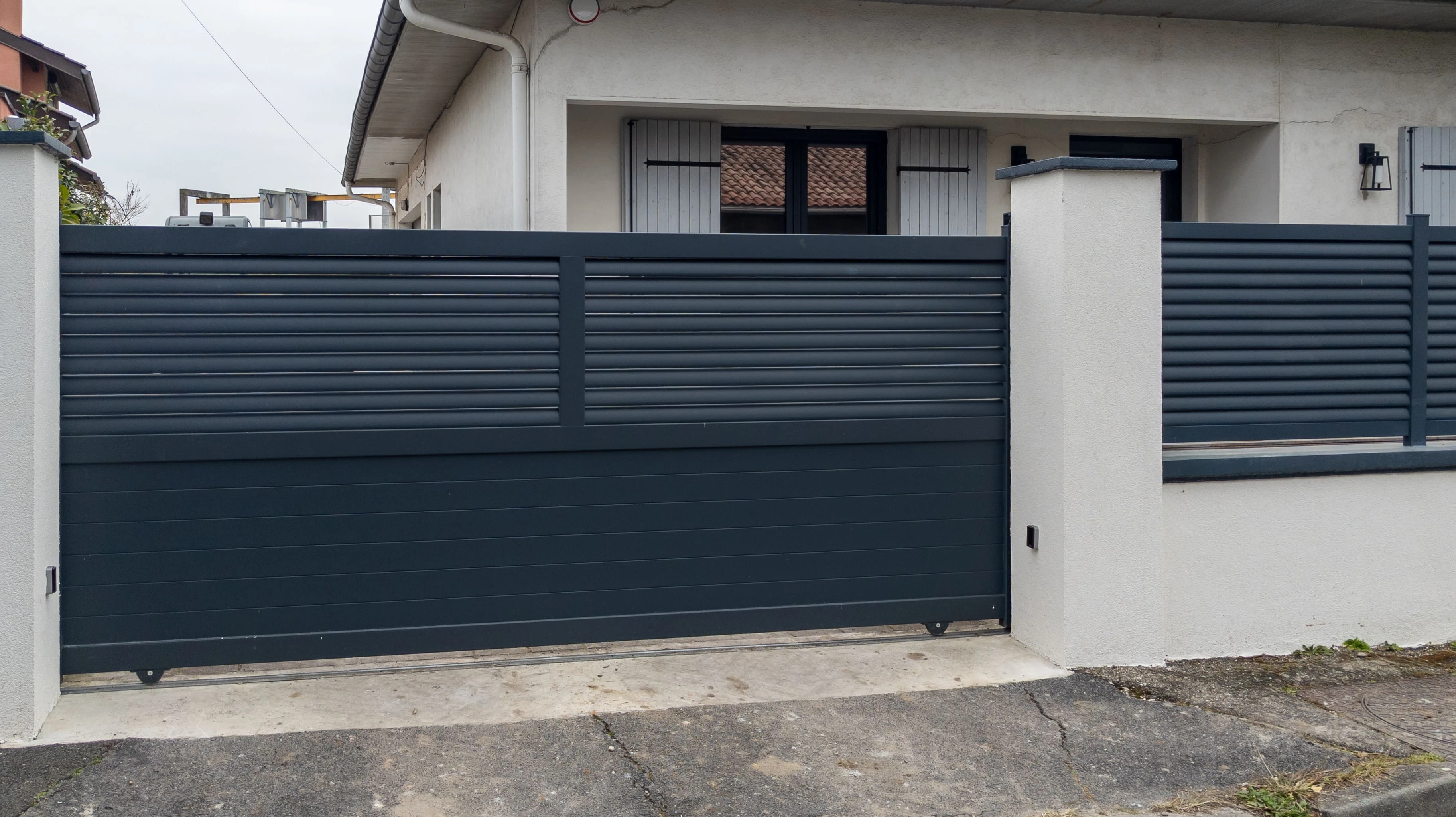 Installation de portails aluminium et PVC motorisés ou non proche Soissons dans l’Aisne – SBF Entreprise