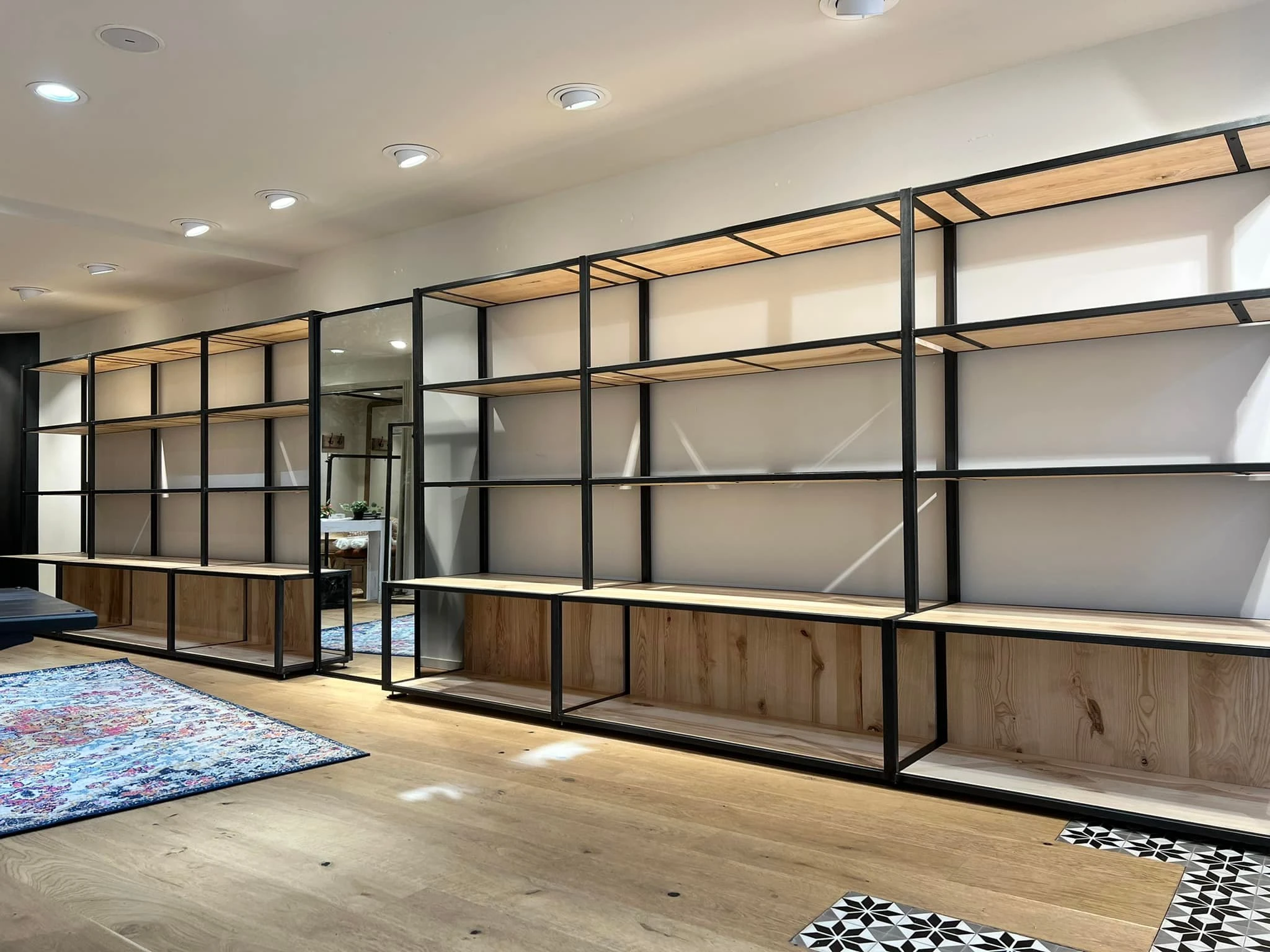 Ameublement de magasin en acier sur mesure – ASM à Villers-Cotterêts