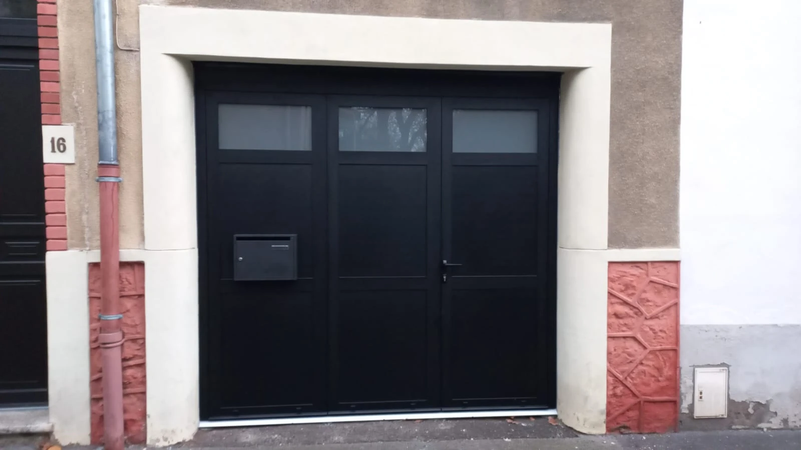 Porte de garage battante de la marque Volet Thiebaut