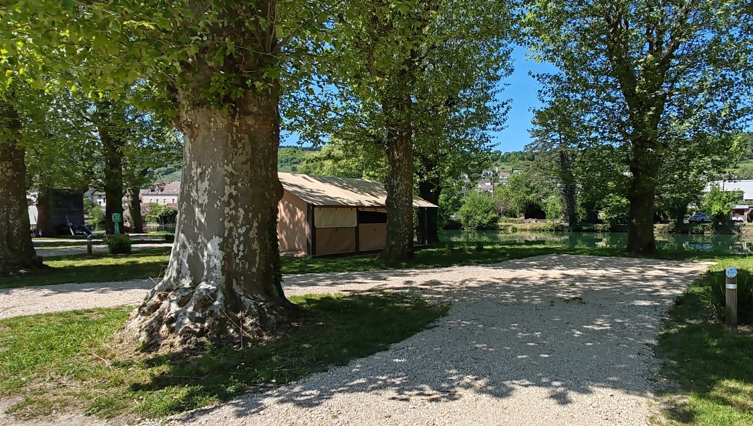 Emplacement camping-car stabilisé et ombragé