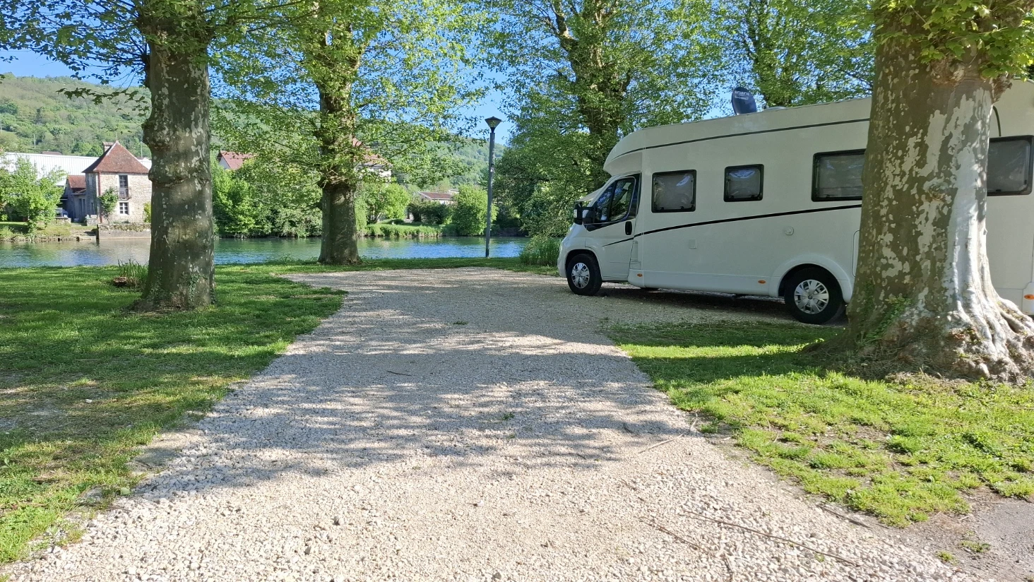 Emplacement stabilisé en bord de rivière
