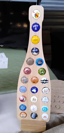 Un support à capsules en forme de bouteille de champagne