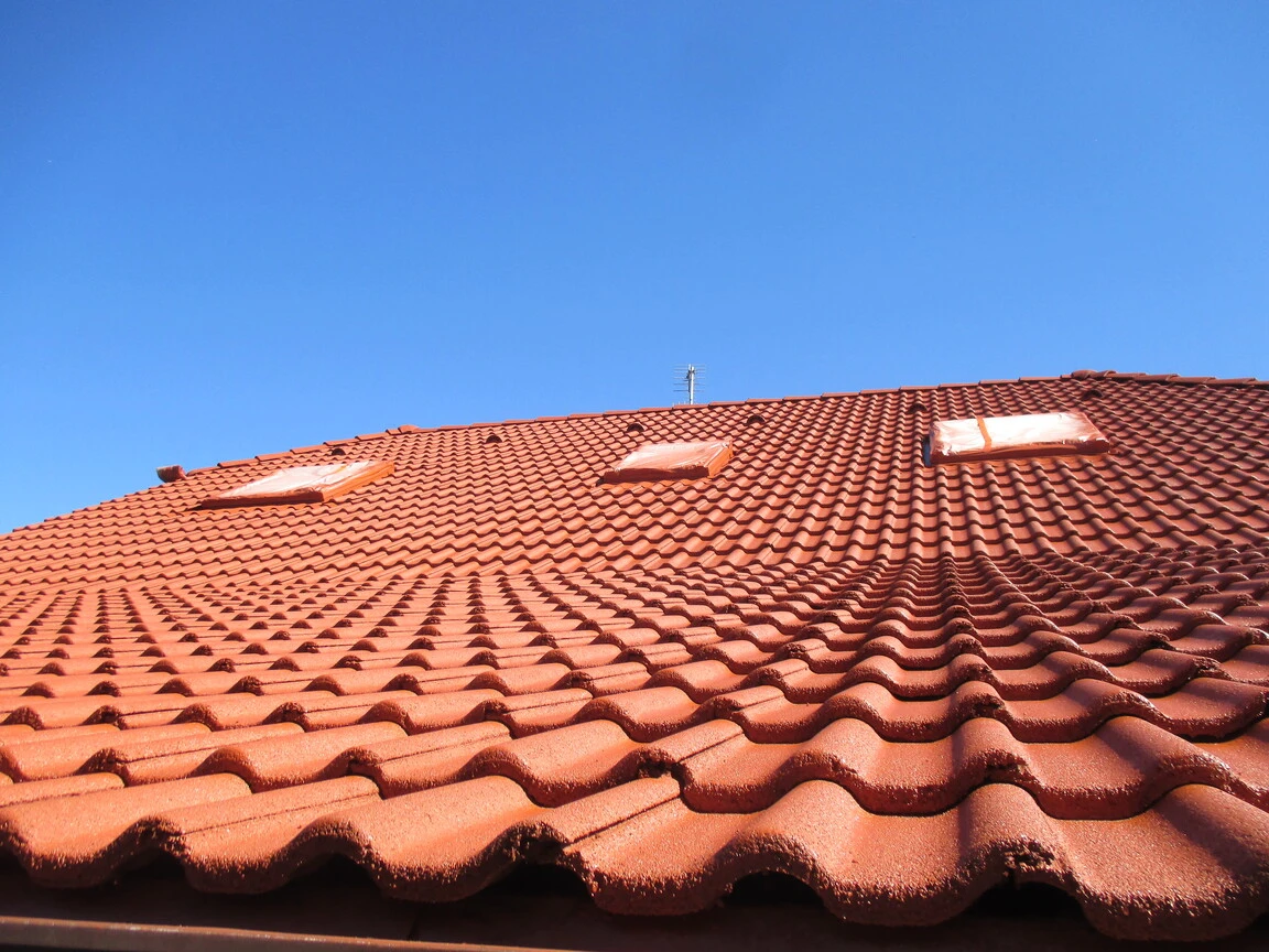 Démoussage de toiture professionnel tuiles béton avec hydrofuge coloré