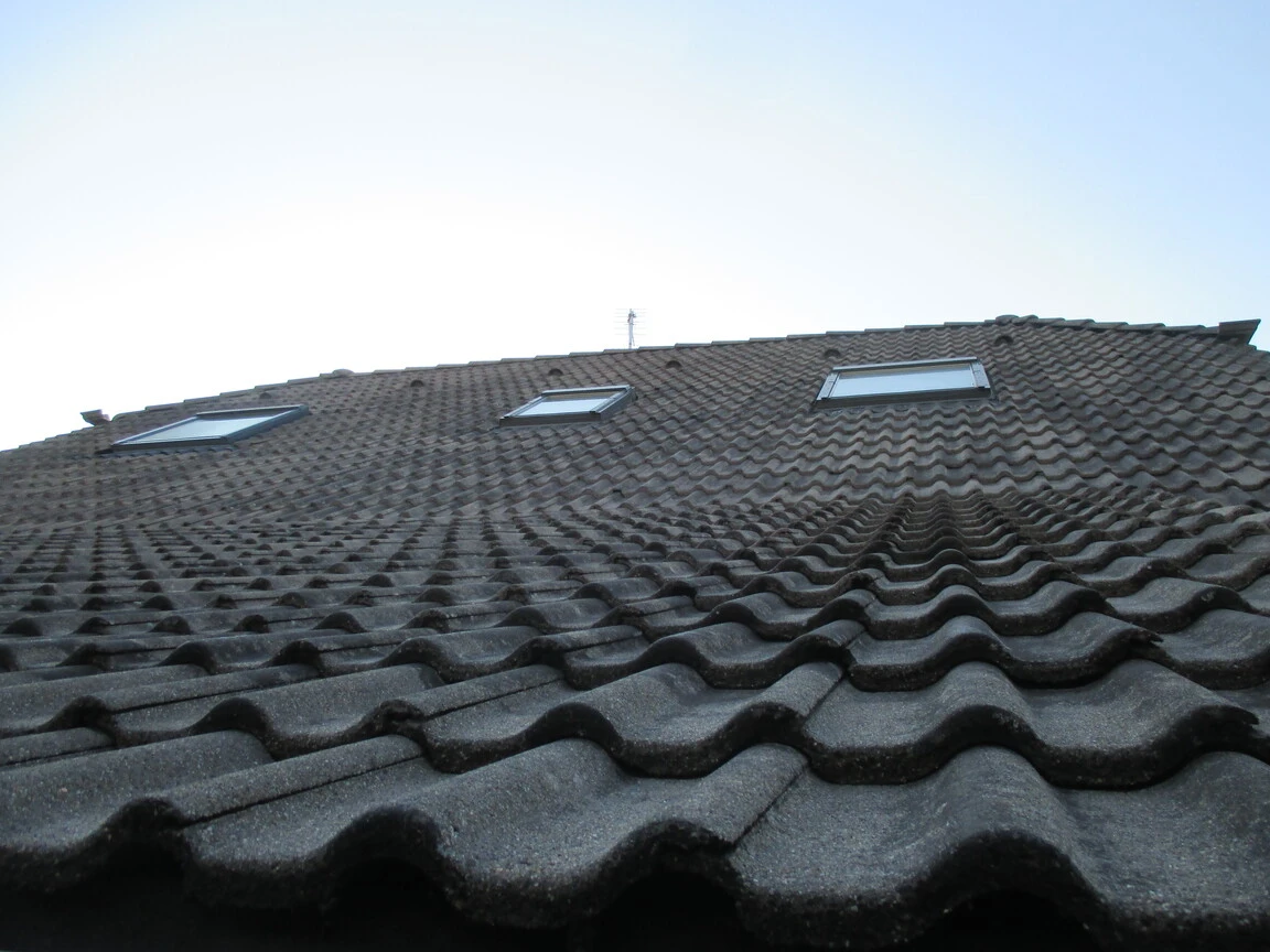 Démoussage de toiture professionnel tuiles béton avec hydrofuge coloré