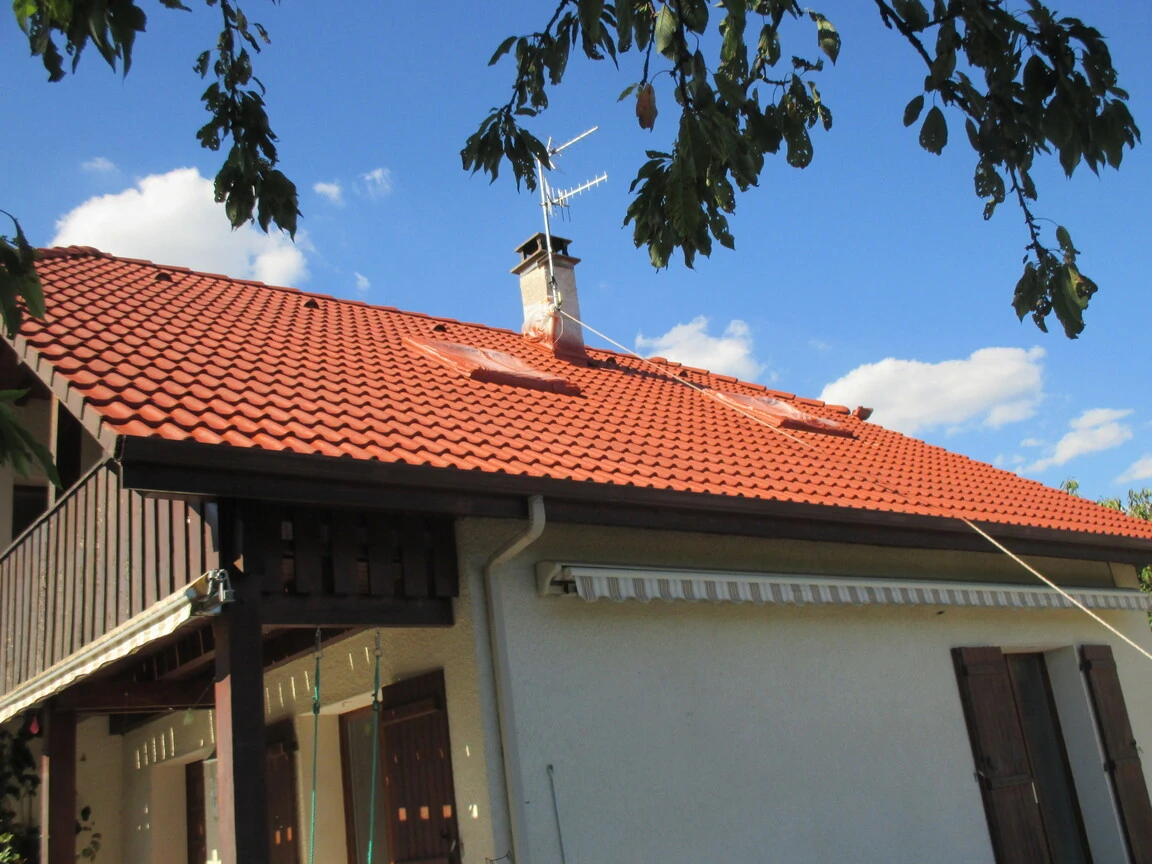 Démoussage de toiture professionnel tuiles béton avec hydrofuge coloré