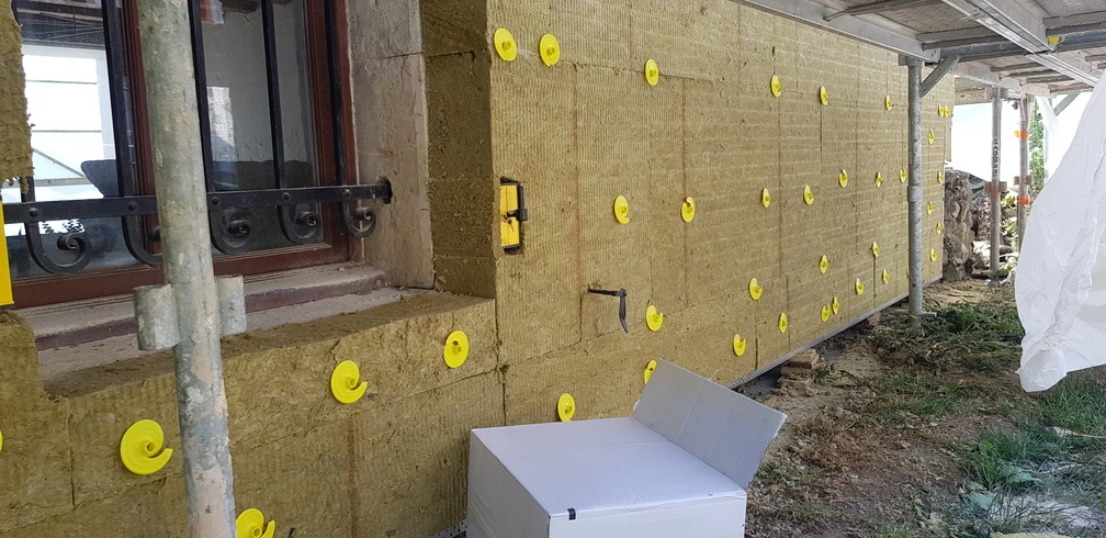Isolation des murs par l'extérieur en laine de roche