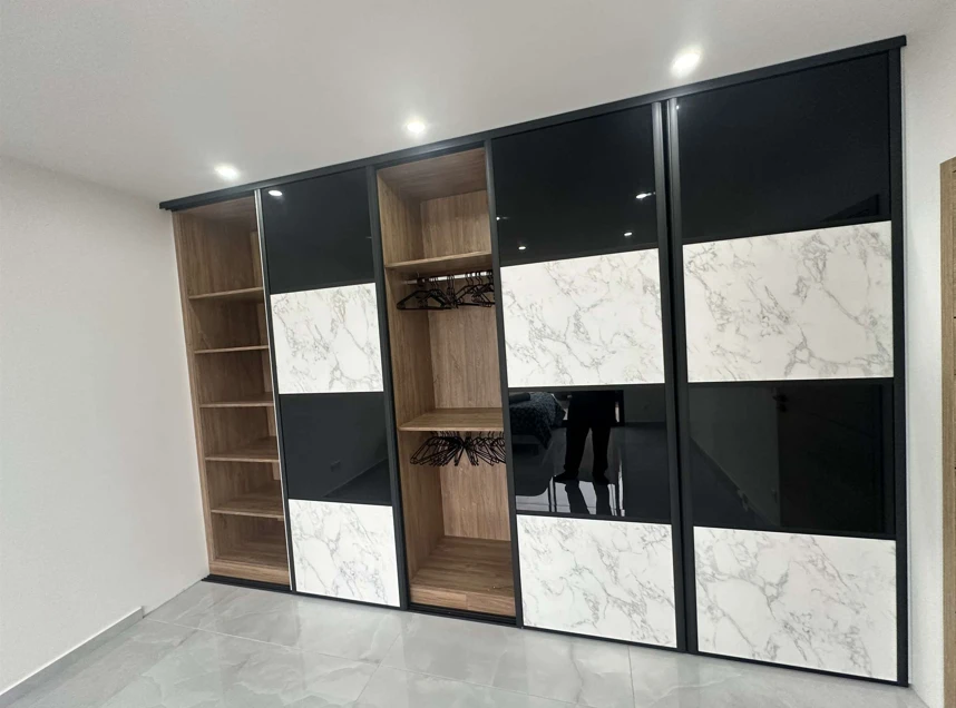 Dressing avec porte coulissante effet marbre