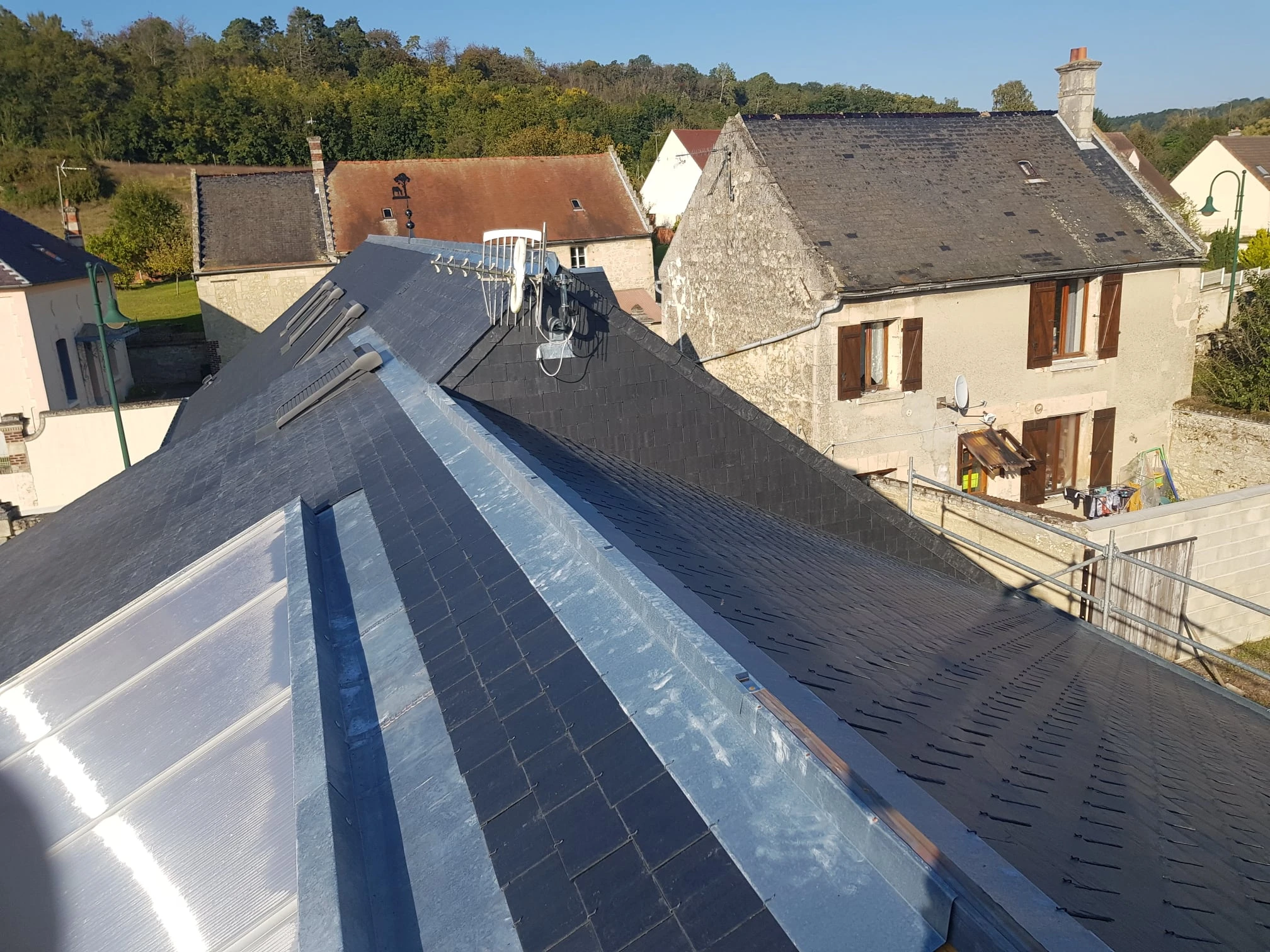 Toiture en ardoise dans l’Aisne – couvreur ardoisier expérimenté