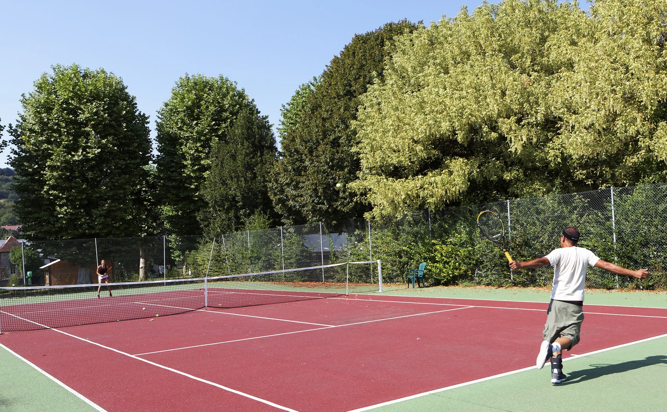Camping avec un terrain de tennis