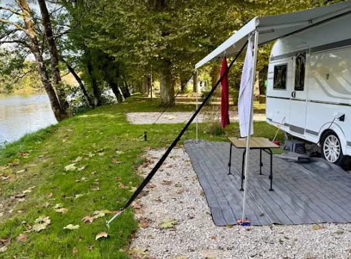 Emplacement stabilisé en bord de rivière pour caravane