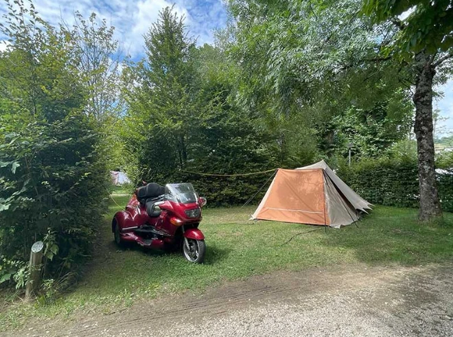 Emplacement sans électricité pour motard