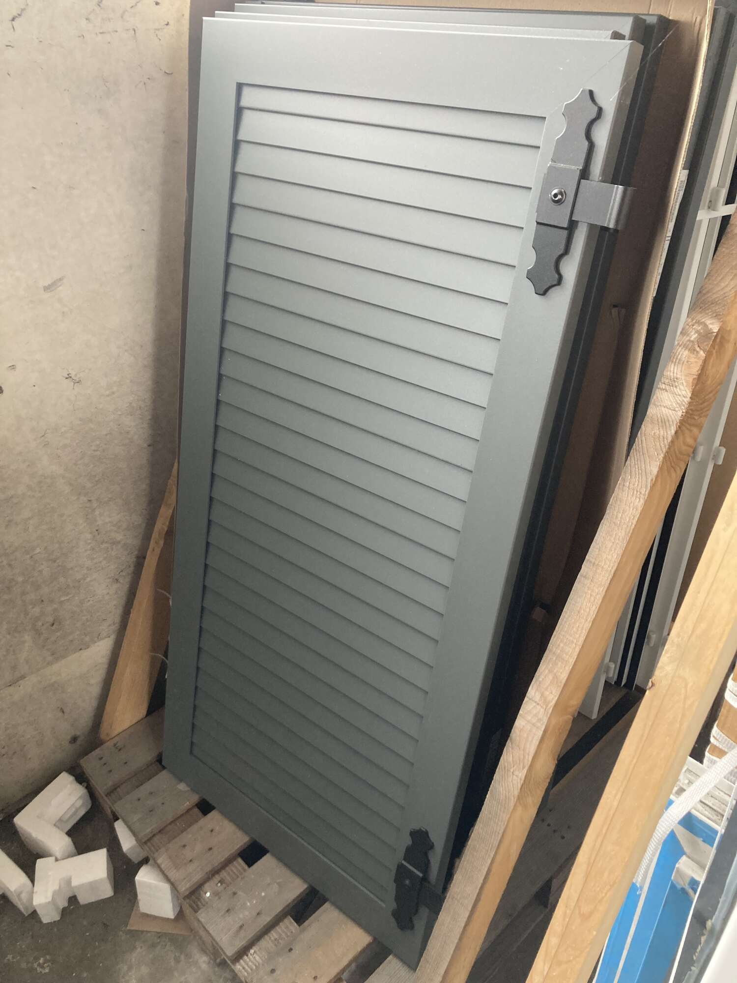 Volet battant aluminium aspect persienne non ajouré