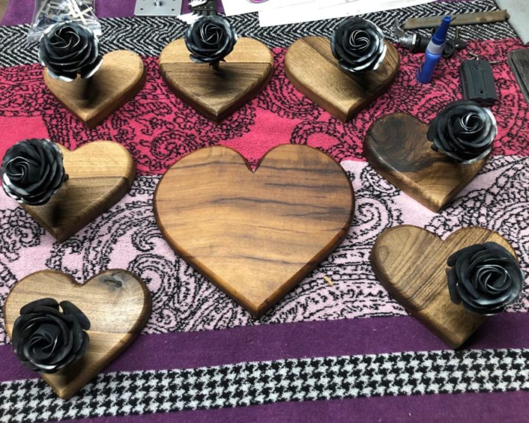 Roses en acier, socle en forme de cœur en bois