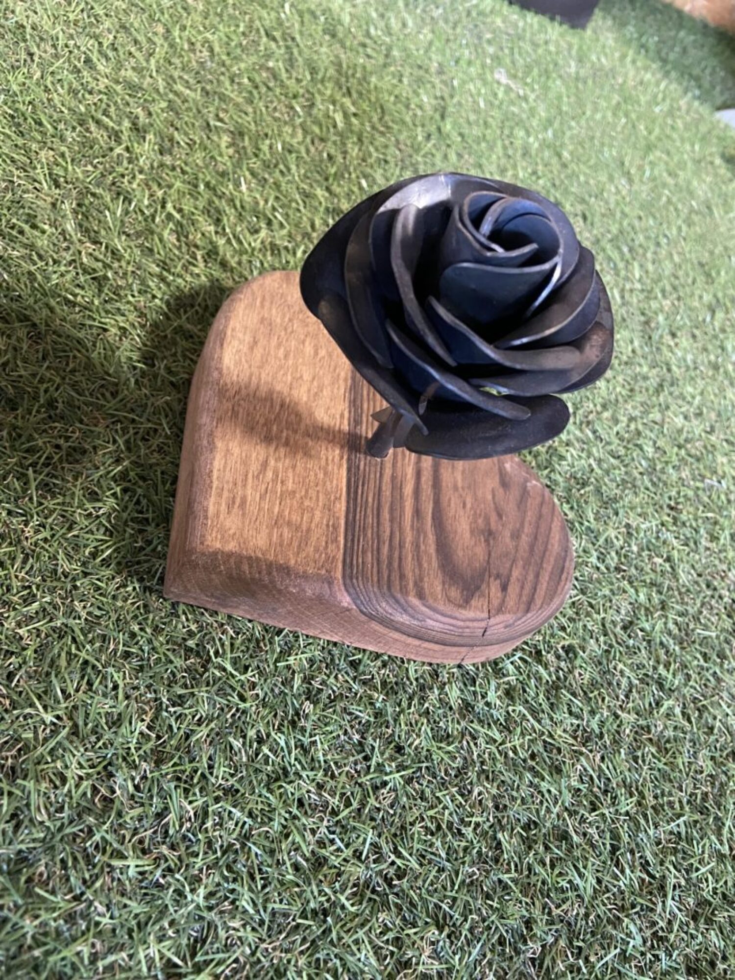 Roses en acier, socle en forme de cœur en bois