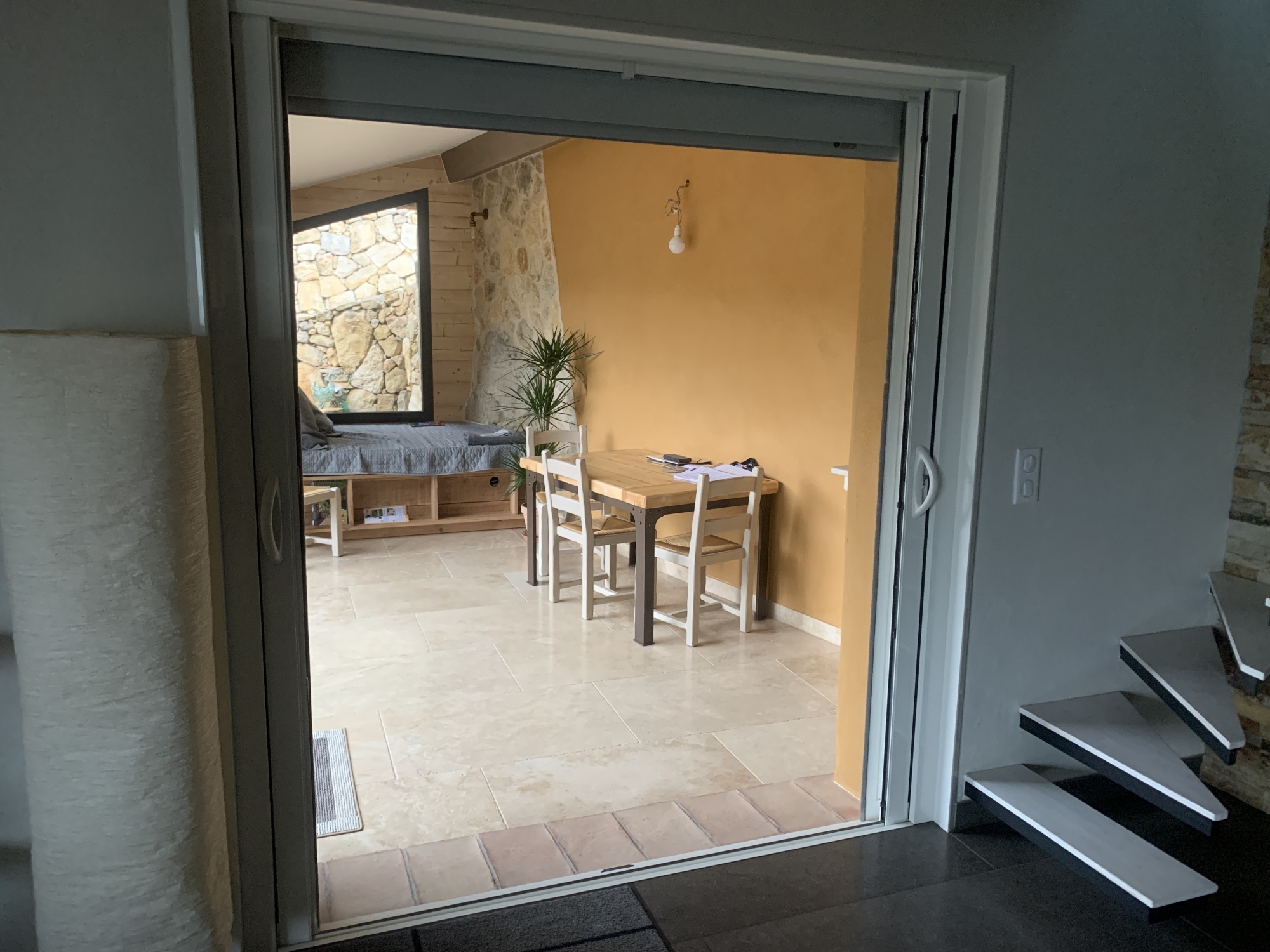 Fenêtre aluminium à galandage