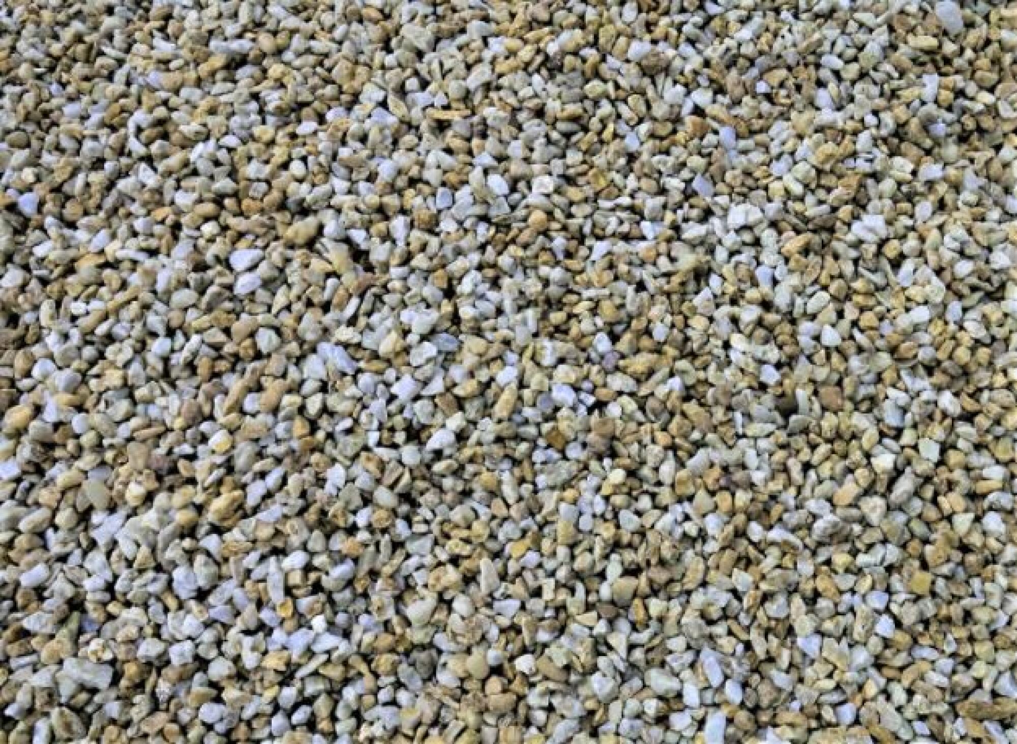 Paillage minéral : gravier beige quartz calibre 8/12