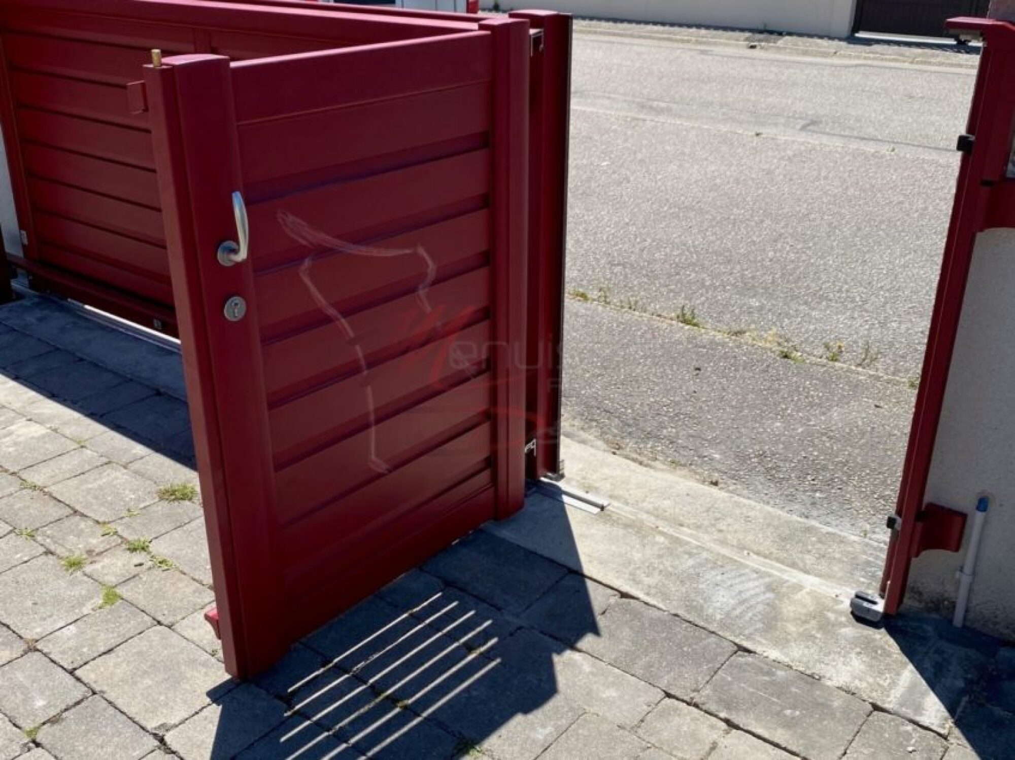 Portail coulissant avec portillon intégré