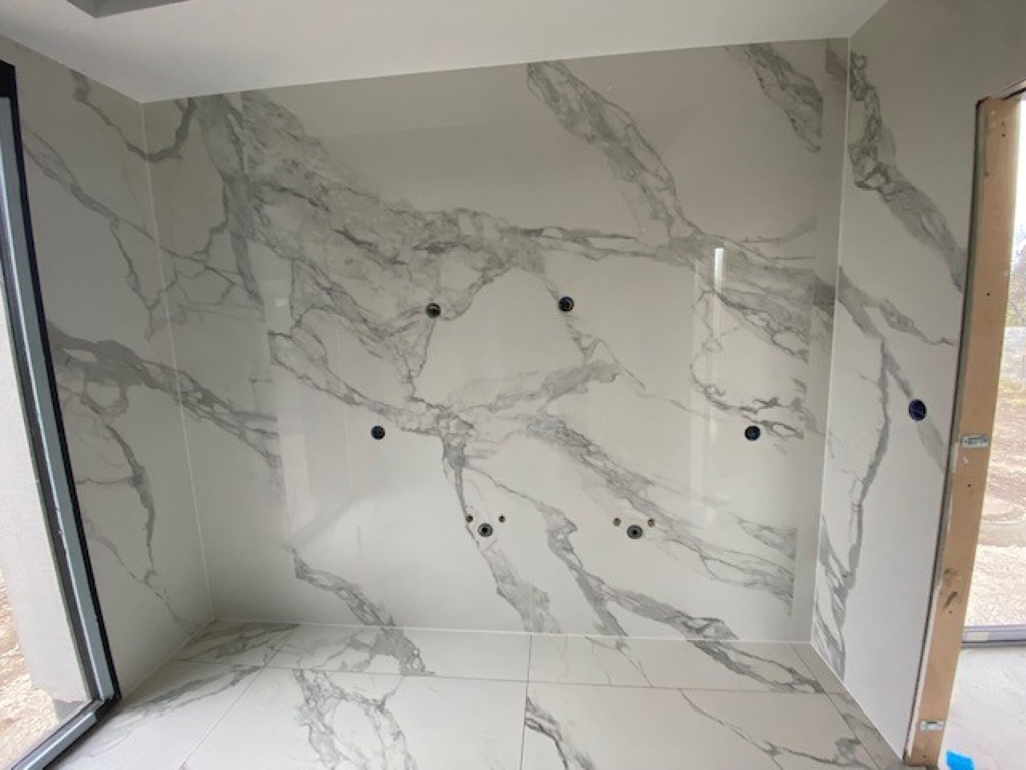 Pose de carrelage grand format pour salle de bains