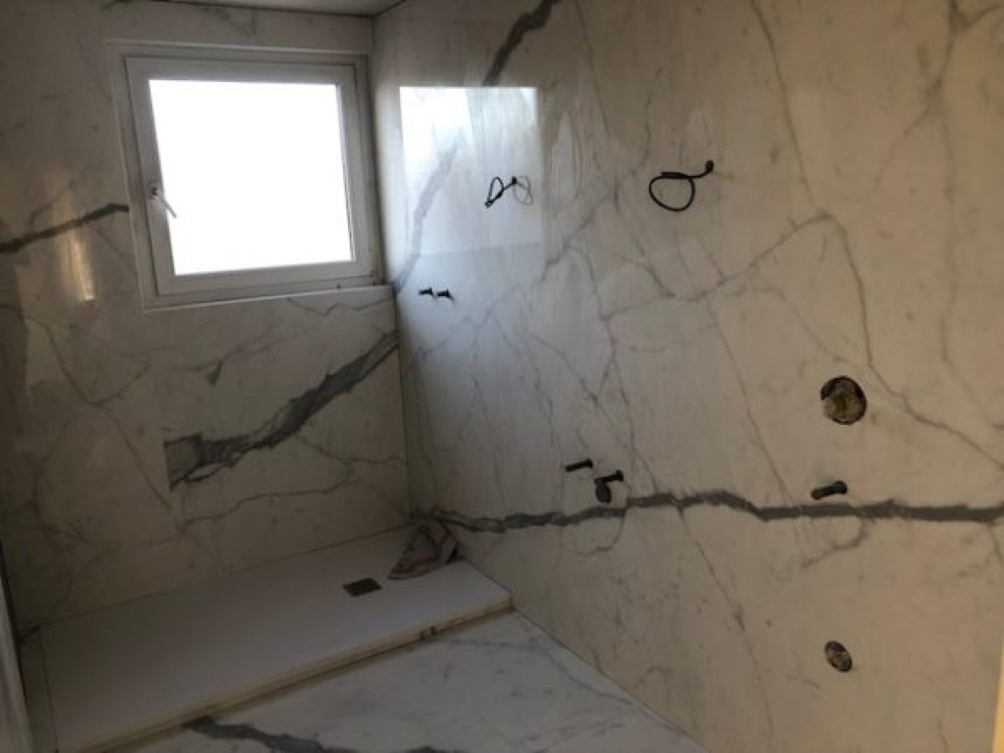 Pose de carrelage grand format pour salle de bains