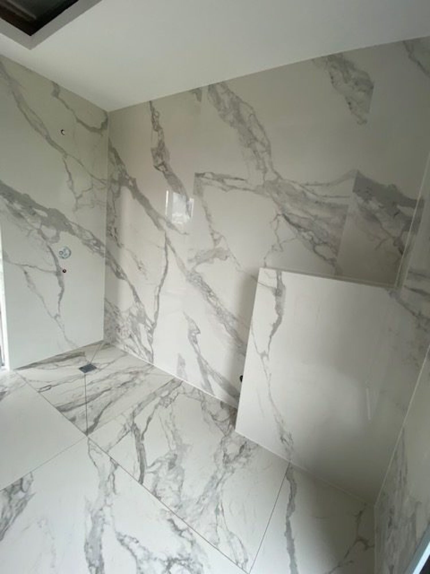 Pose de carrelage grand format pour salle de bains