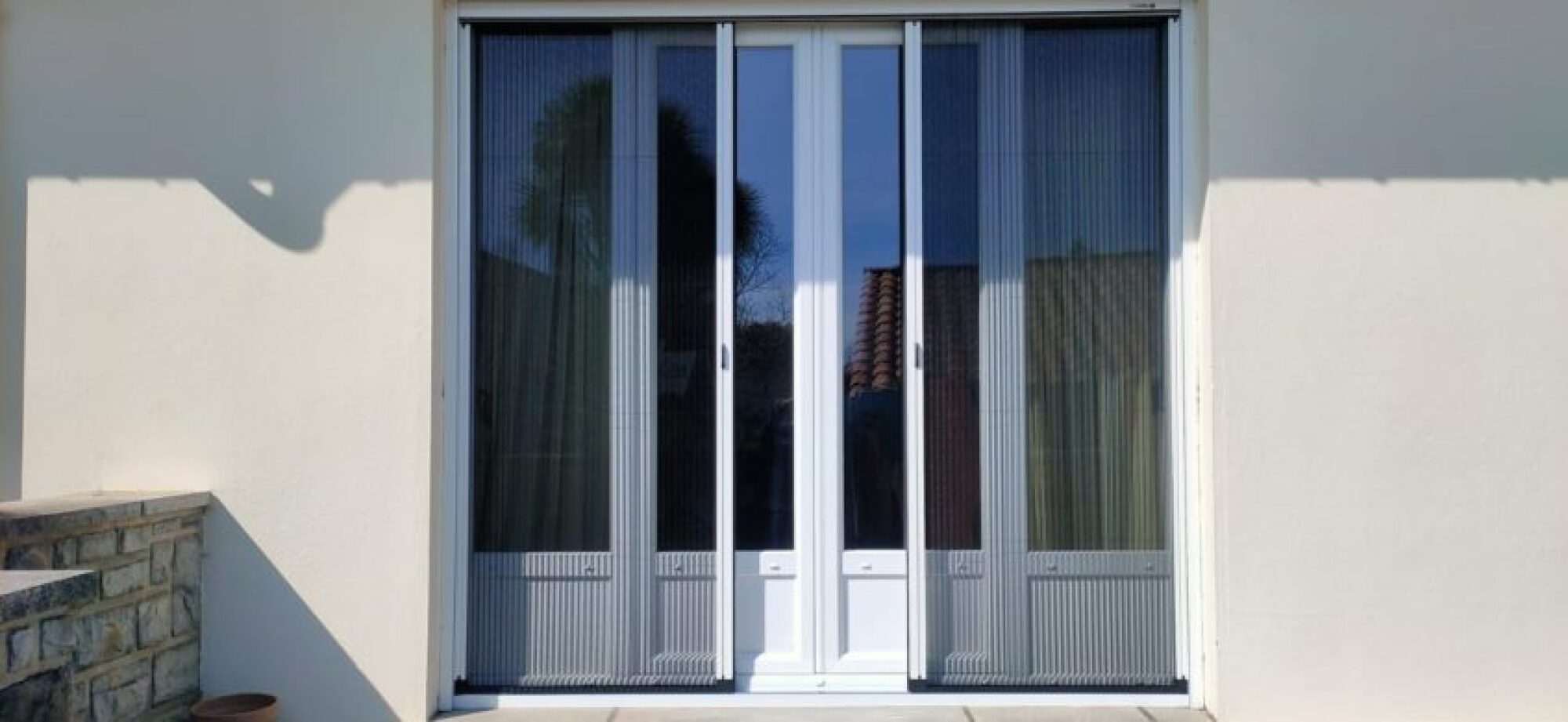 Pose de moustiquaire plissée sur mesure