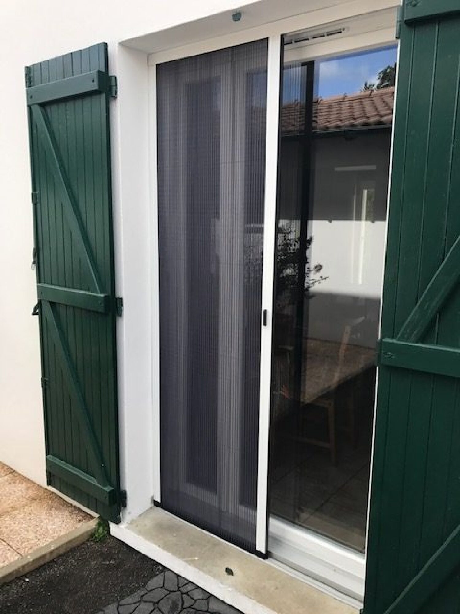 Pose de moustiquaire plissée sur mesure