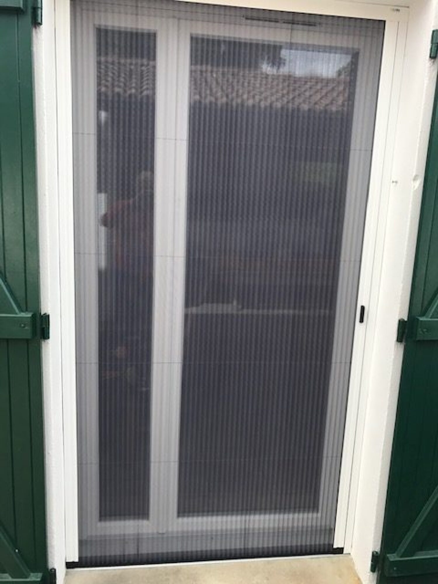 Pose de moustiquaire plissée sur mesure