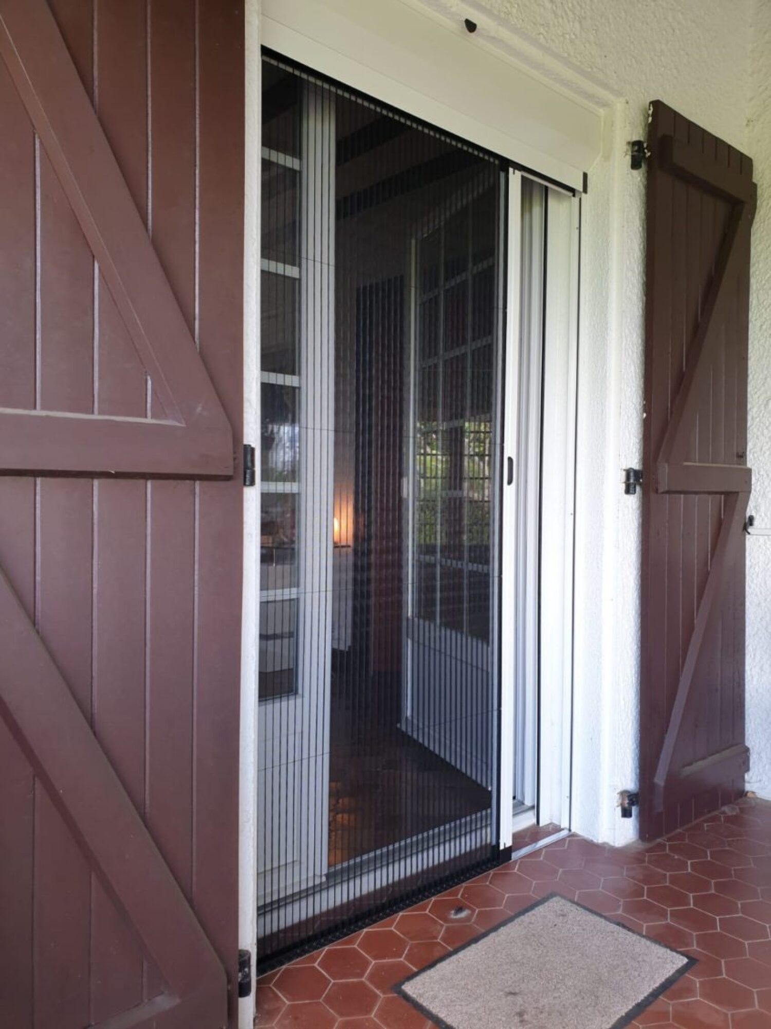 Pose de moustiquaire plissée sur mesure