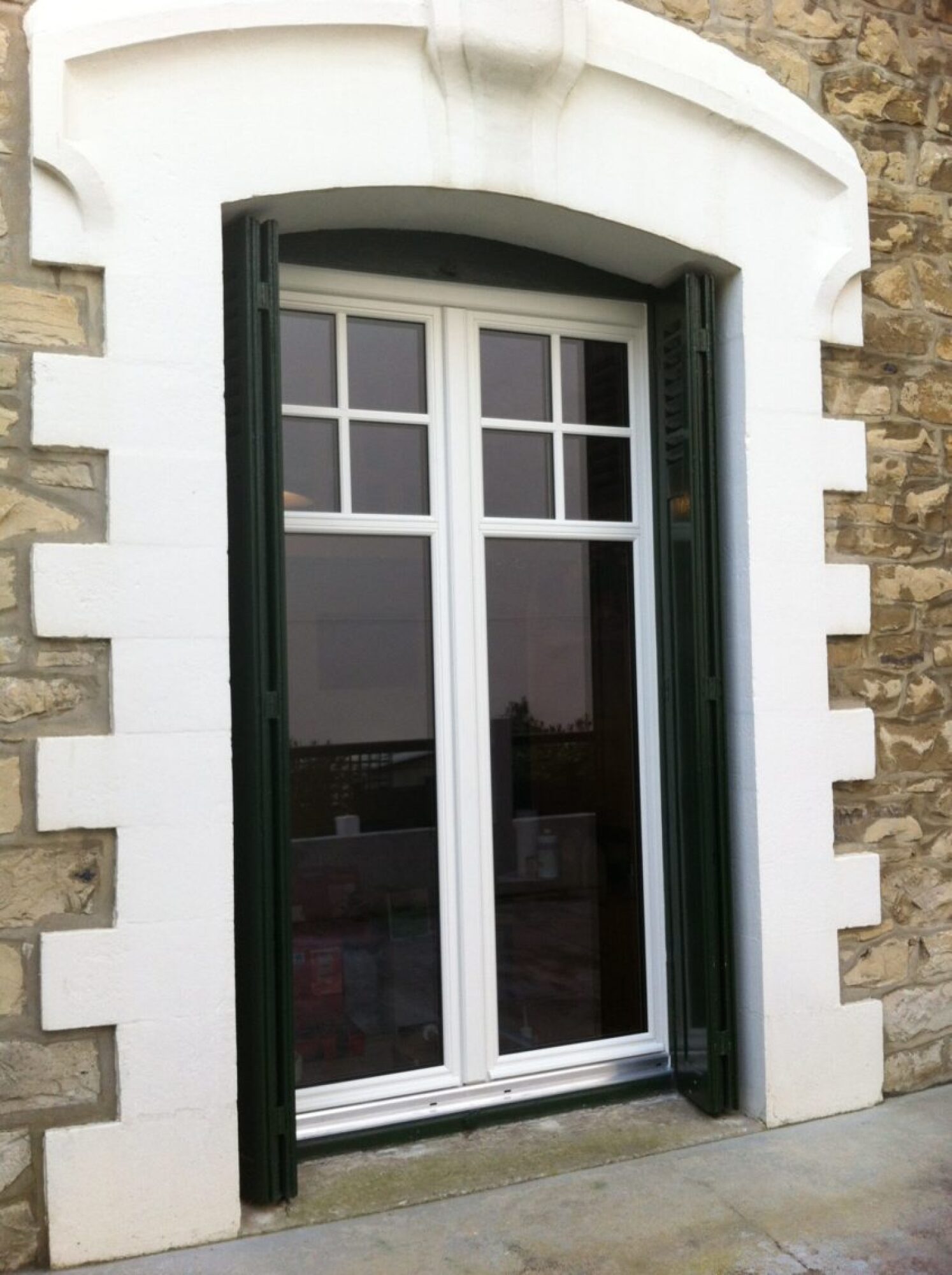 Pose de porte fenêtre bois sur mesure