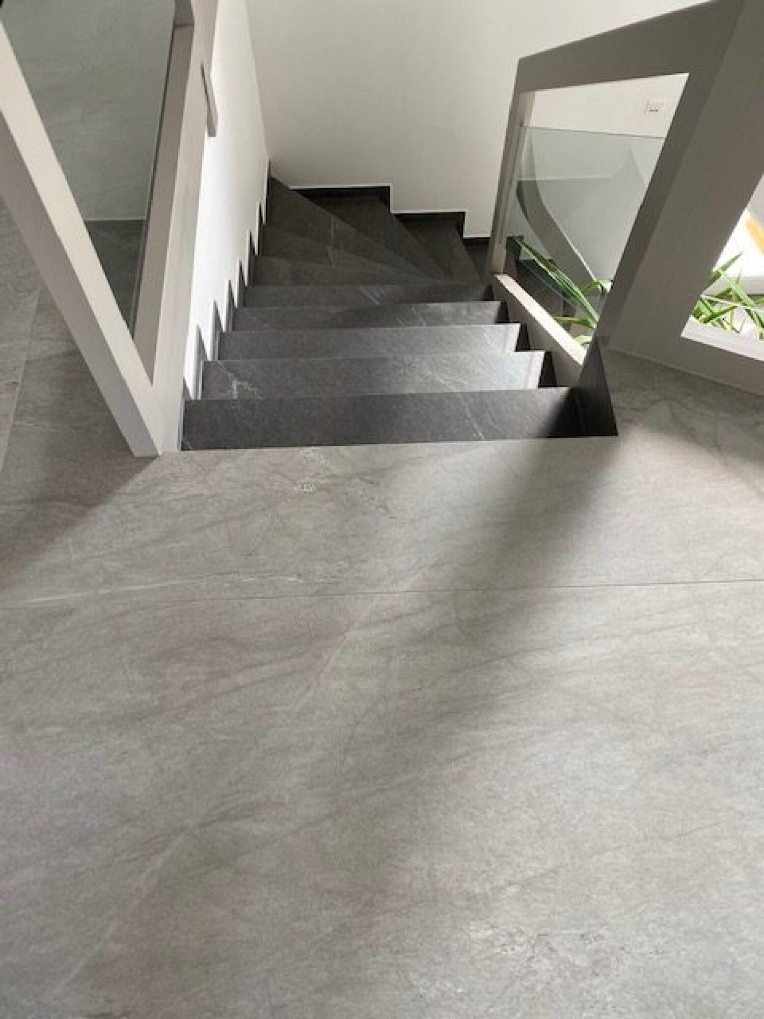 Pose d’escalier intérieur en carrelage grand format