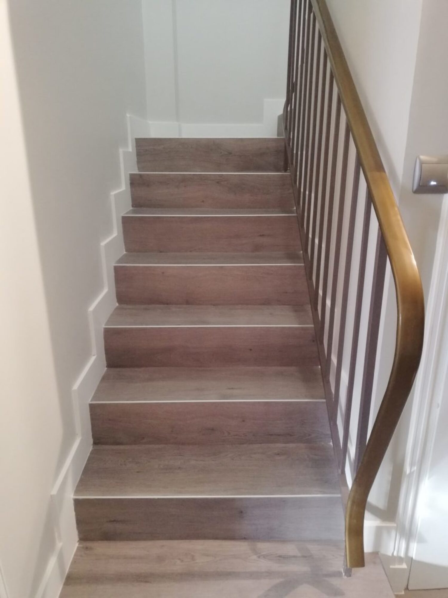 Pose revêtement de sol pvc sur escalier