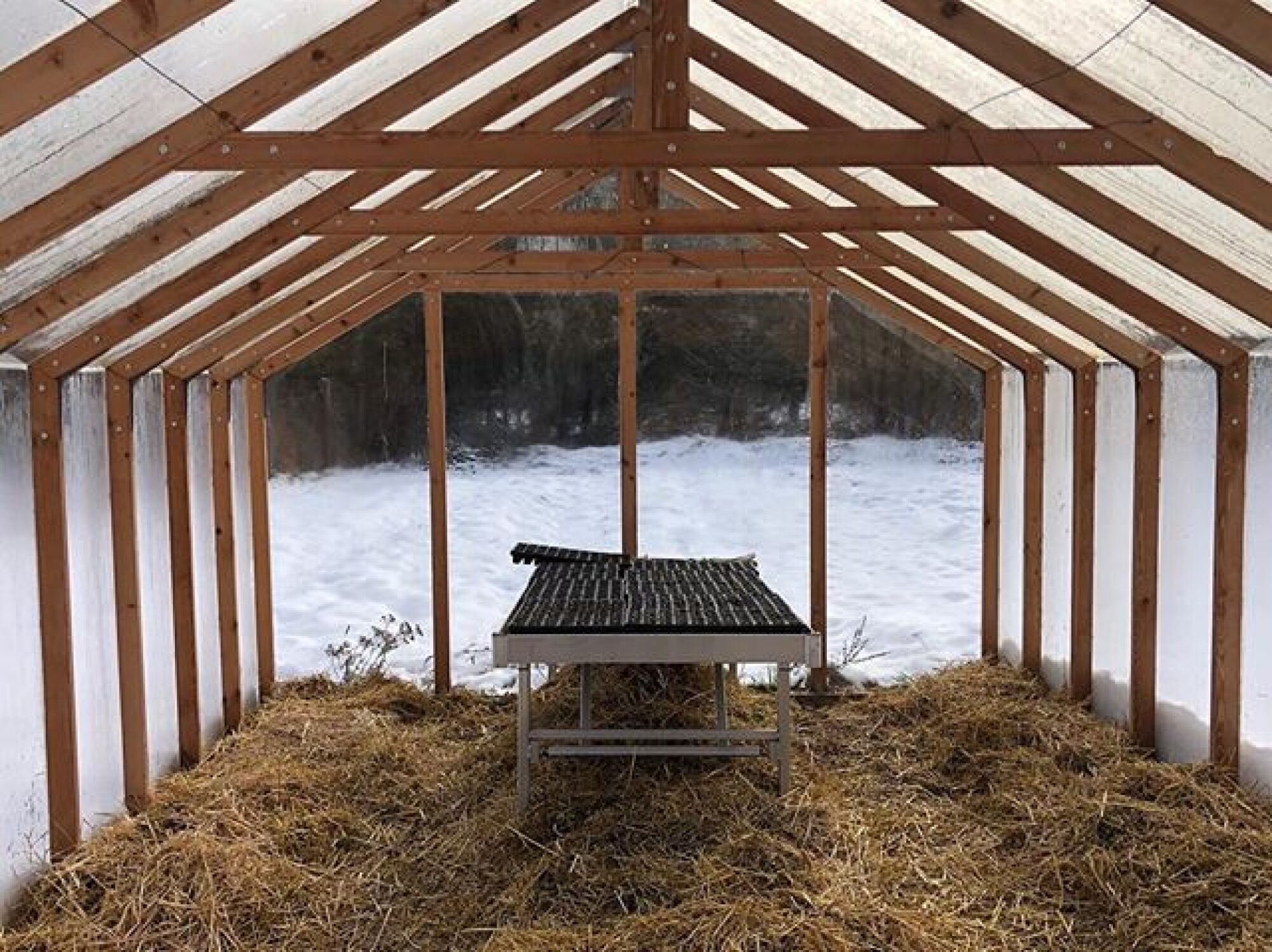 Serre en bois dans les jardins du Var
