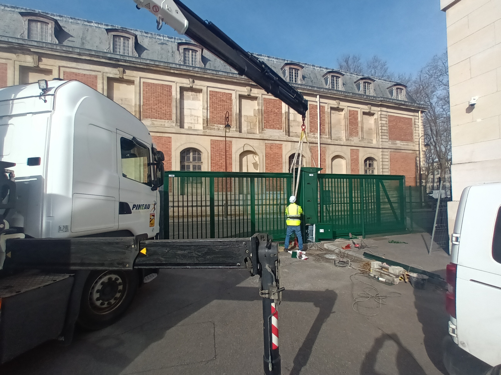 Fourniture et pose de portails industriels