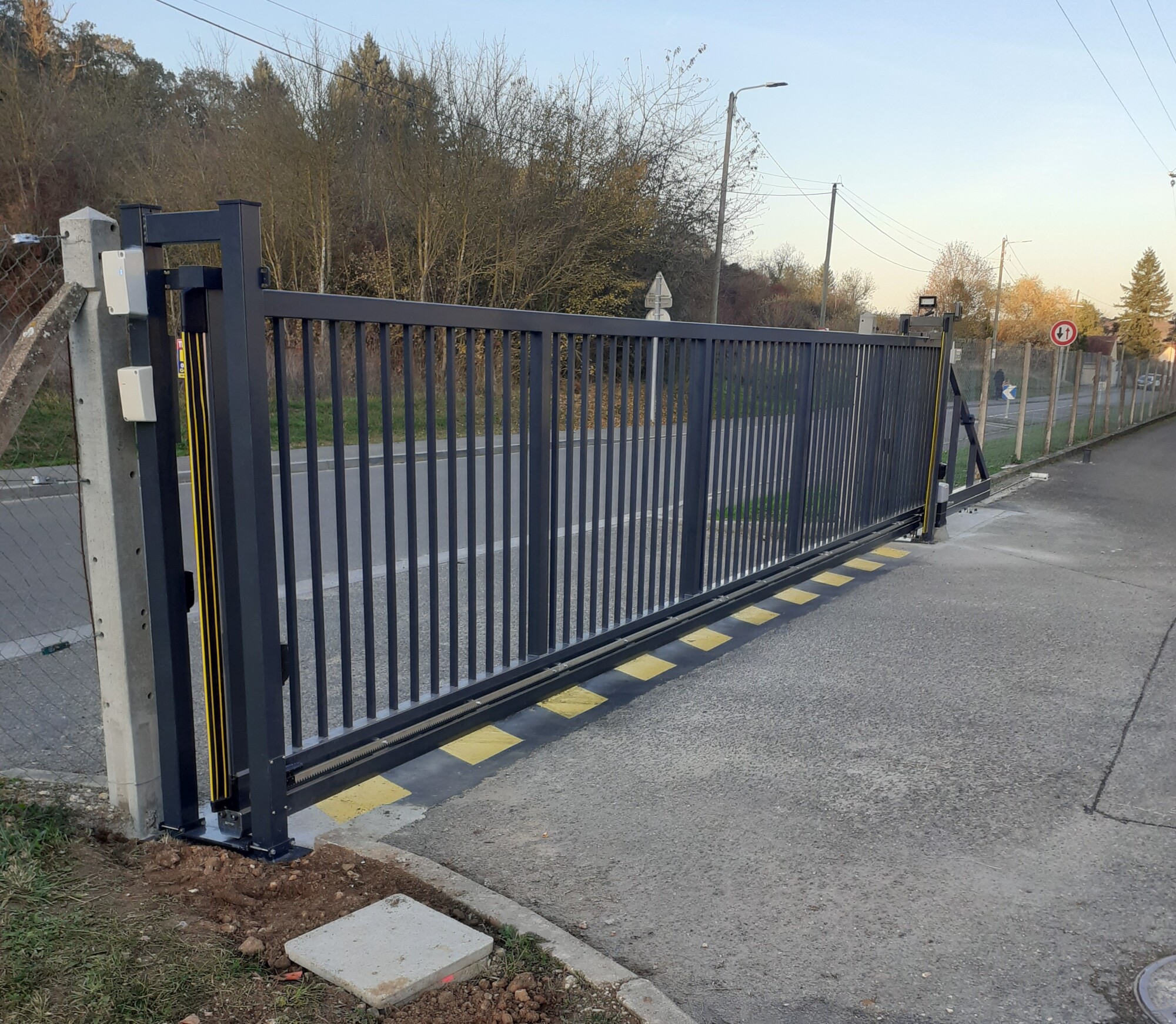 Fourniture et pose de portails industriels