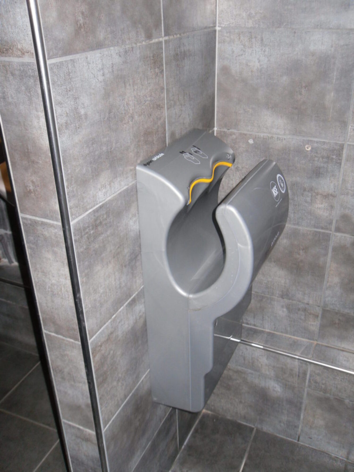 Fourniture et pose de sèche main Dyson