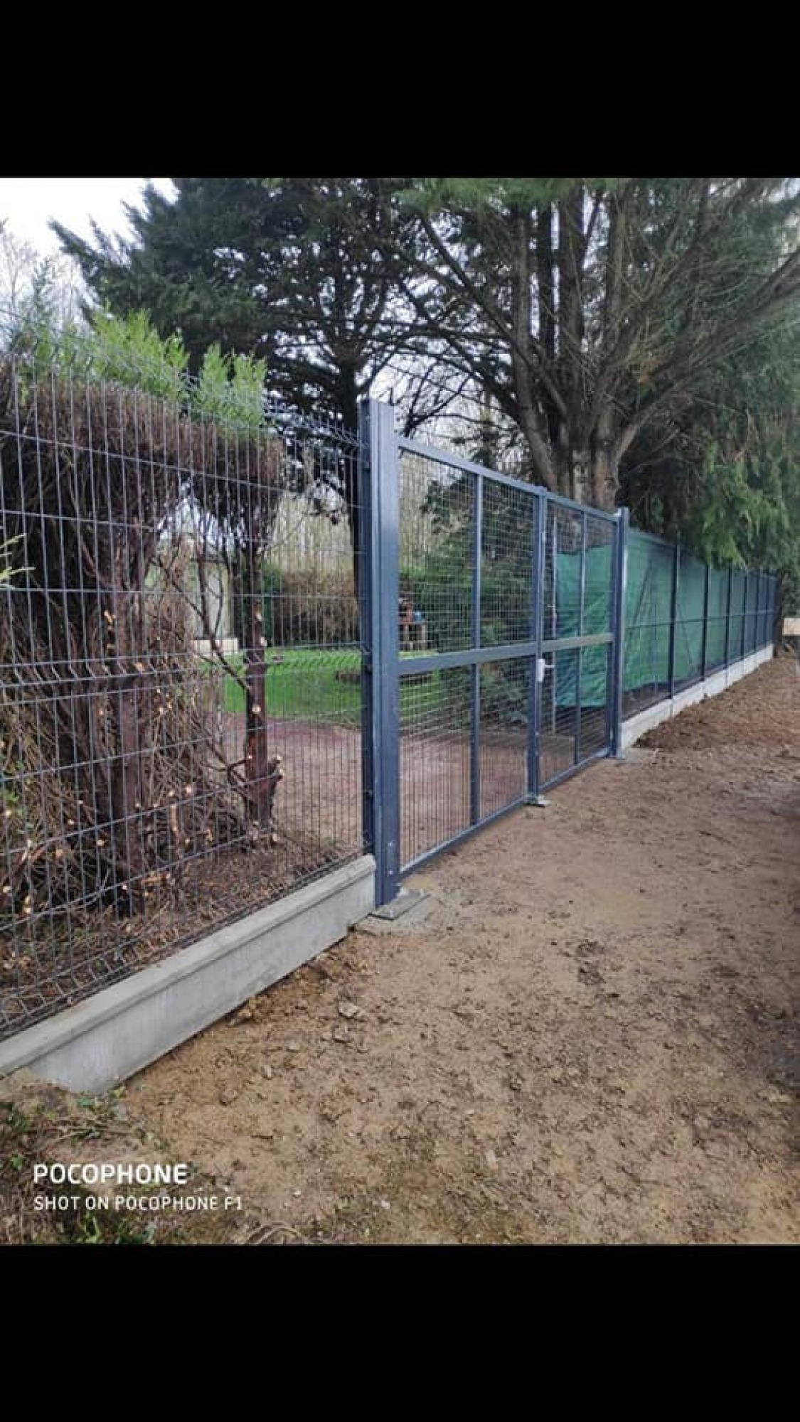 Installation de clôture rigide, portails et portillons