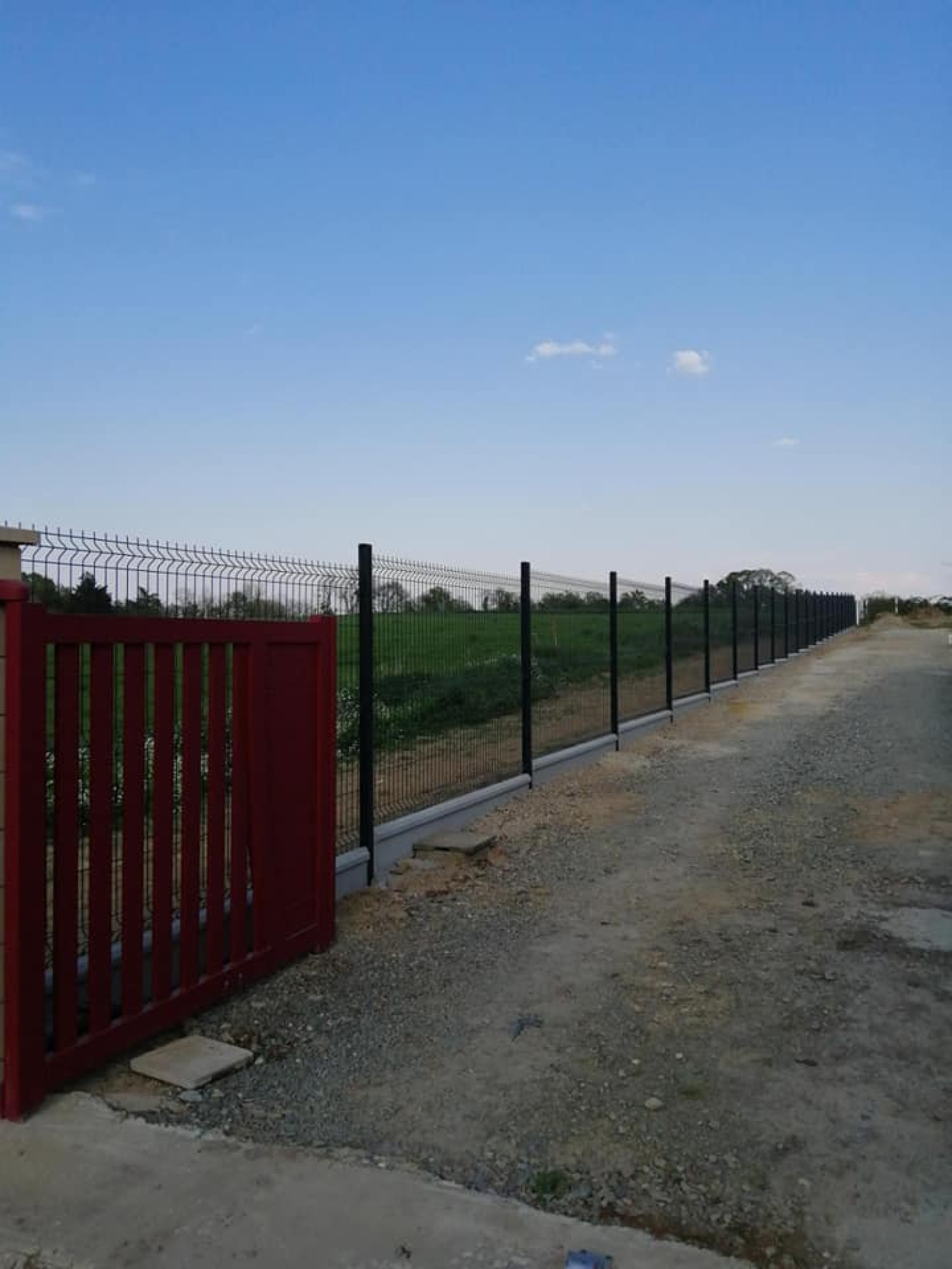 Installation de clôture rigide, portails et portillons