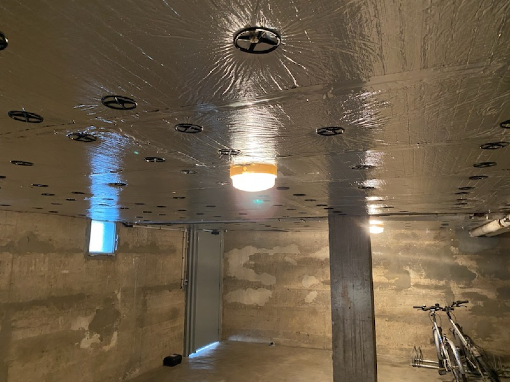 Isolation thermique des planchers bas en laine de roche revêtu de film aluminium