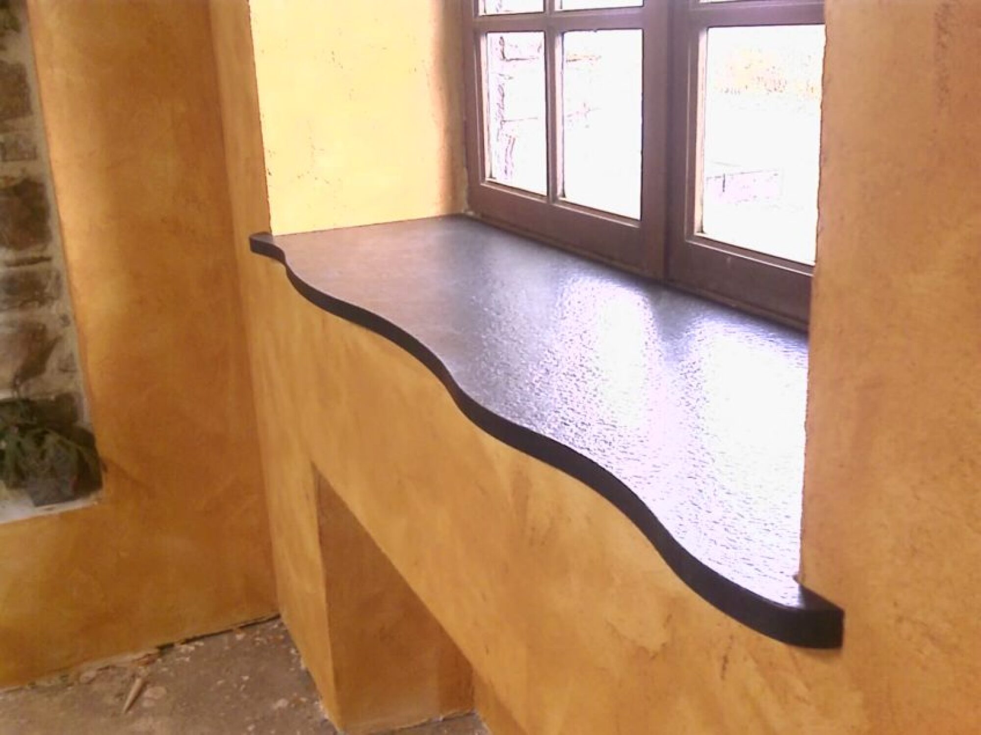 Réalisation de tablette fenêtre sur mesure en granit - agencement intérieur