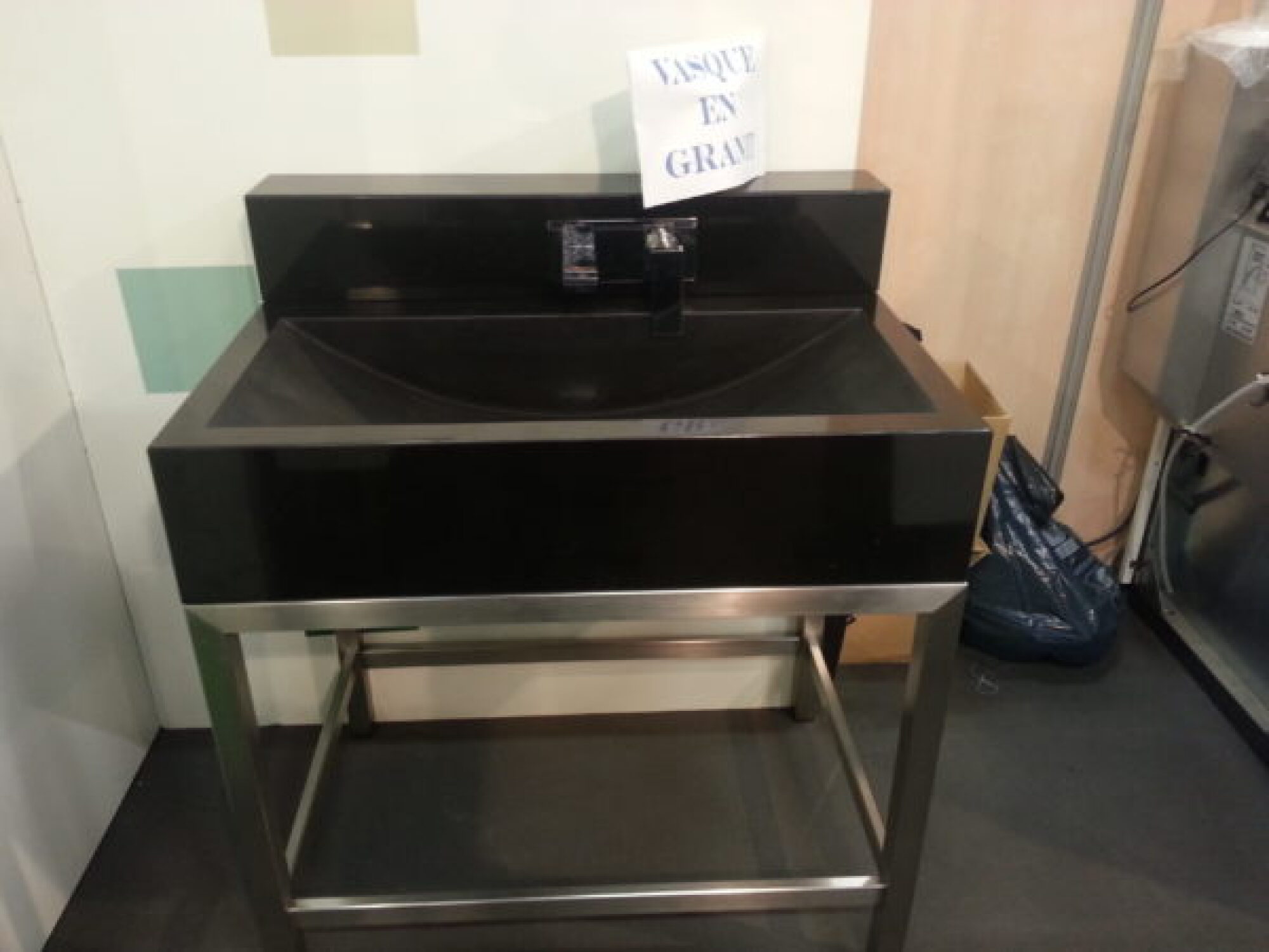 Réalisation vasque de salle de bain massive en granit