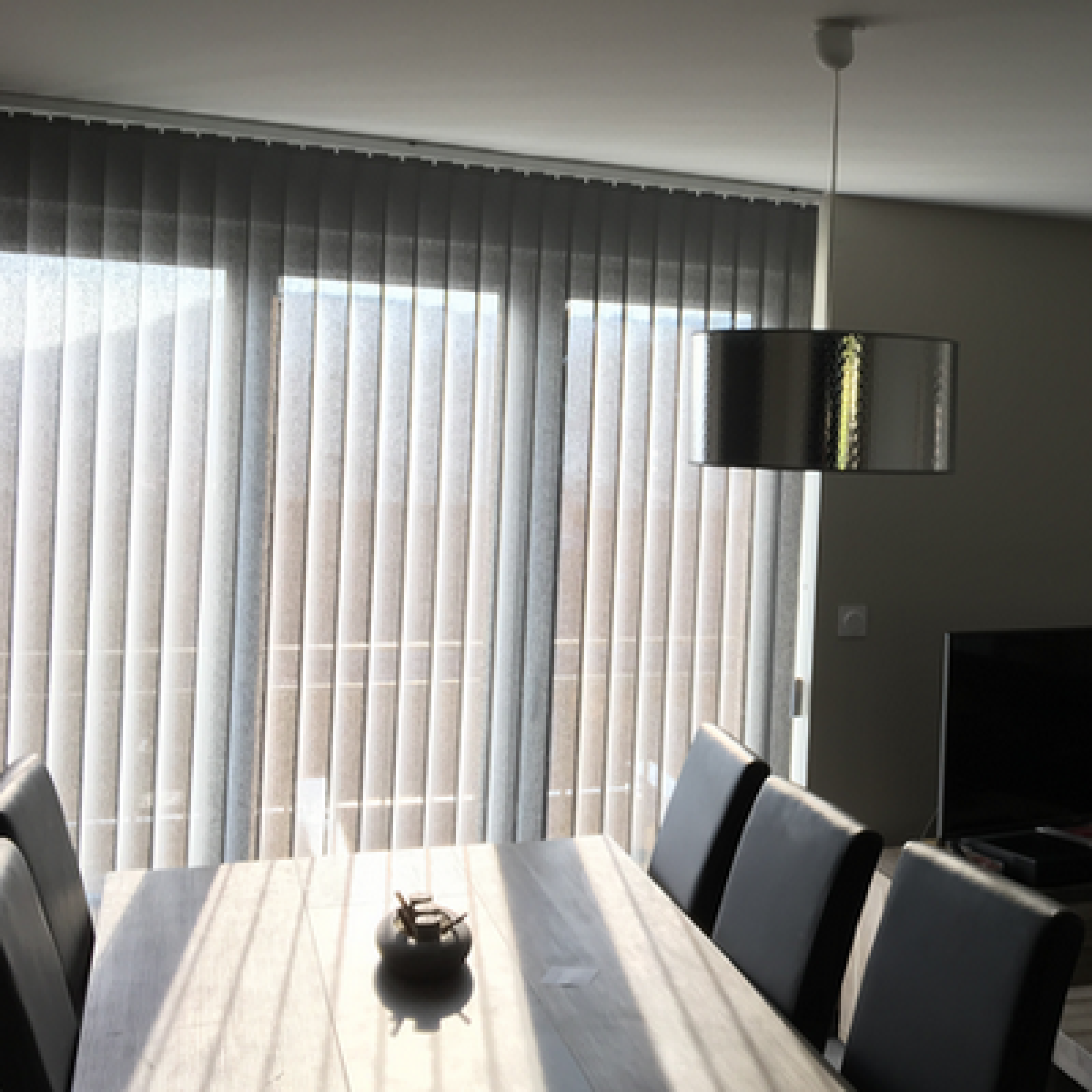 Store à bandes verticales