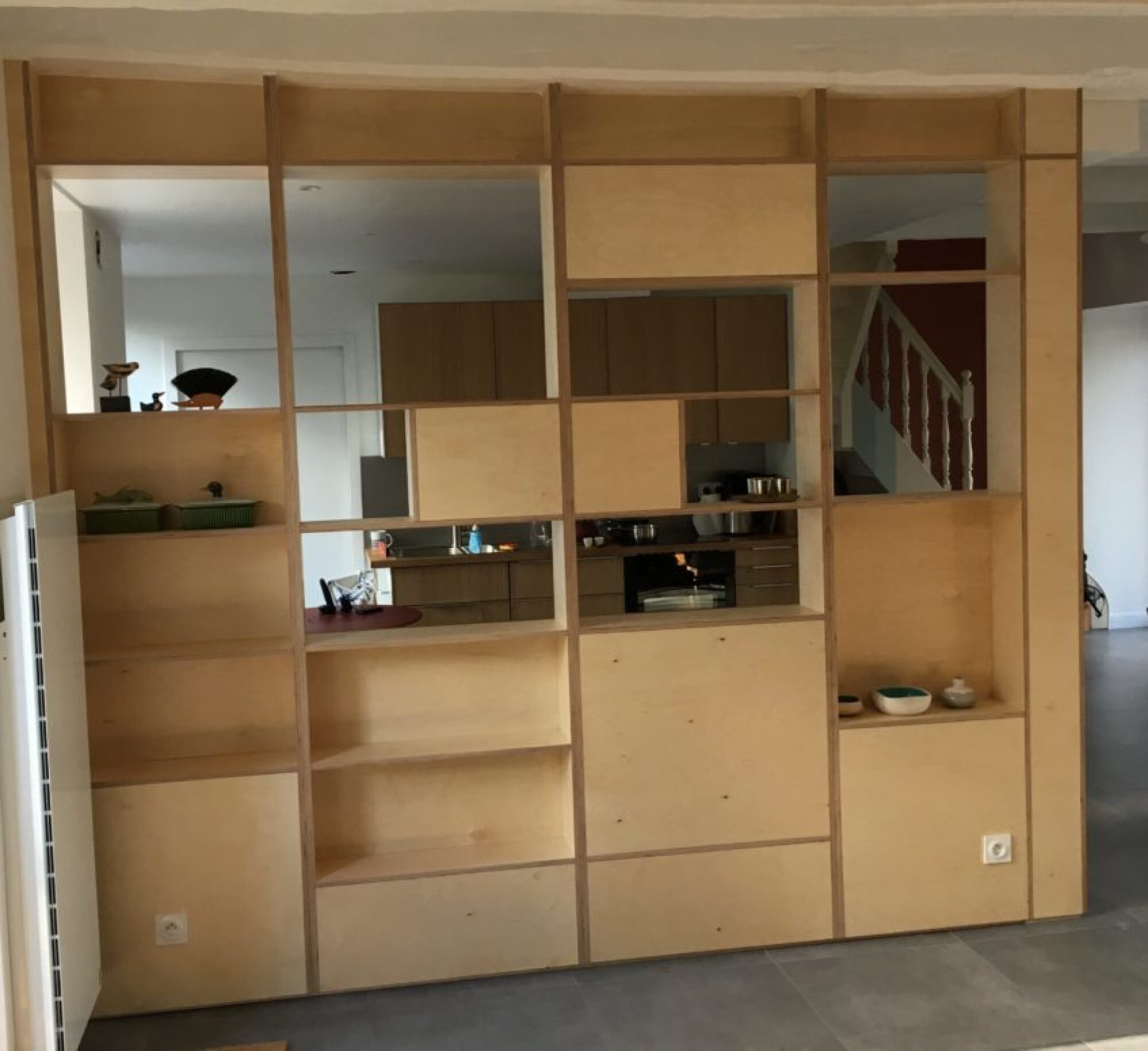 Création, fabrication et installation de cloisonnements et habillages muraux