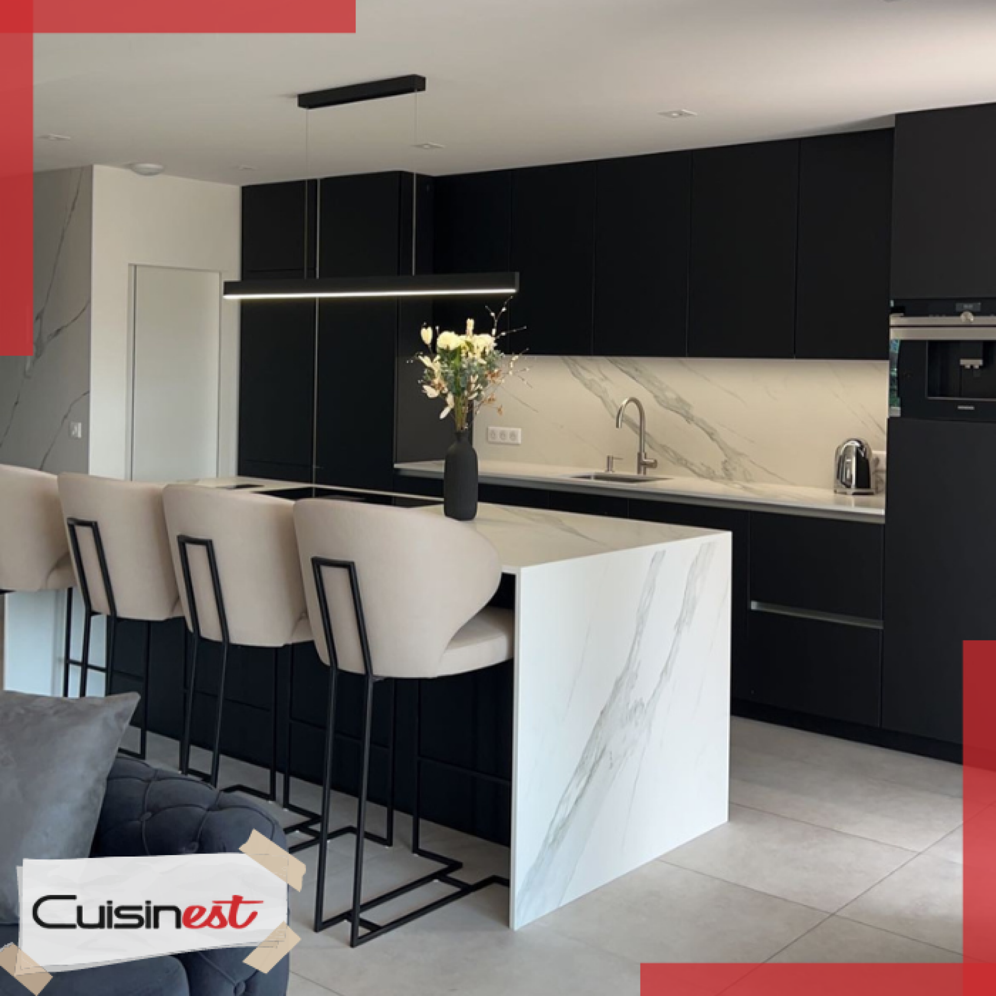 Conception cuisine design avec ilot central en marbre et façades noires mattes modernes