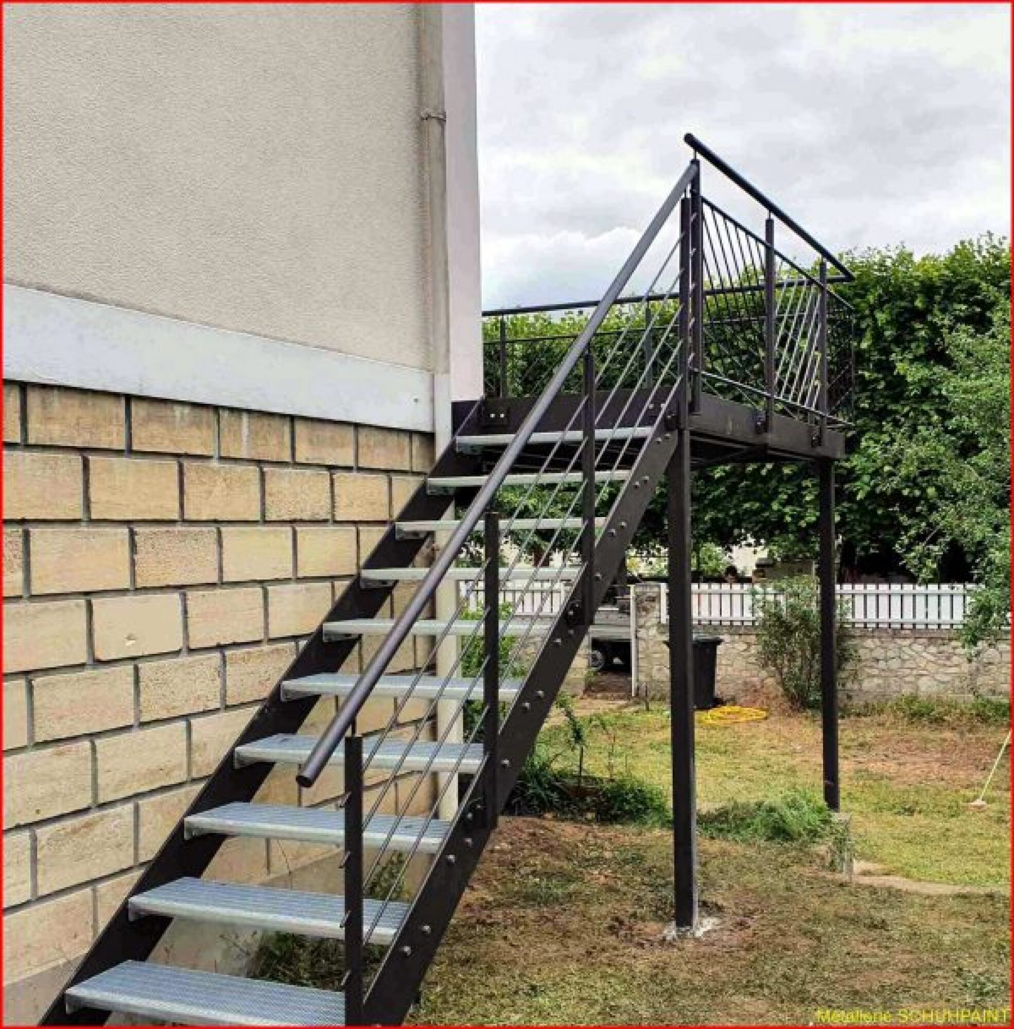Escalier complet H2.5M –  Marches en caillebotis 30×10 : 1 Rampe thermolaquée
