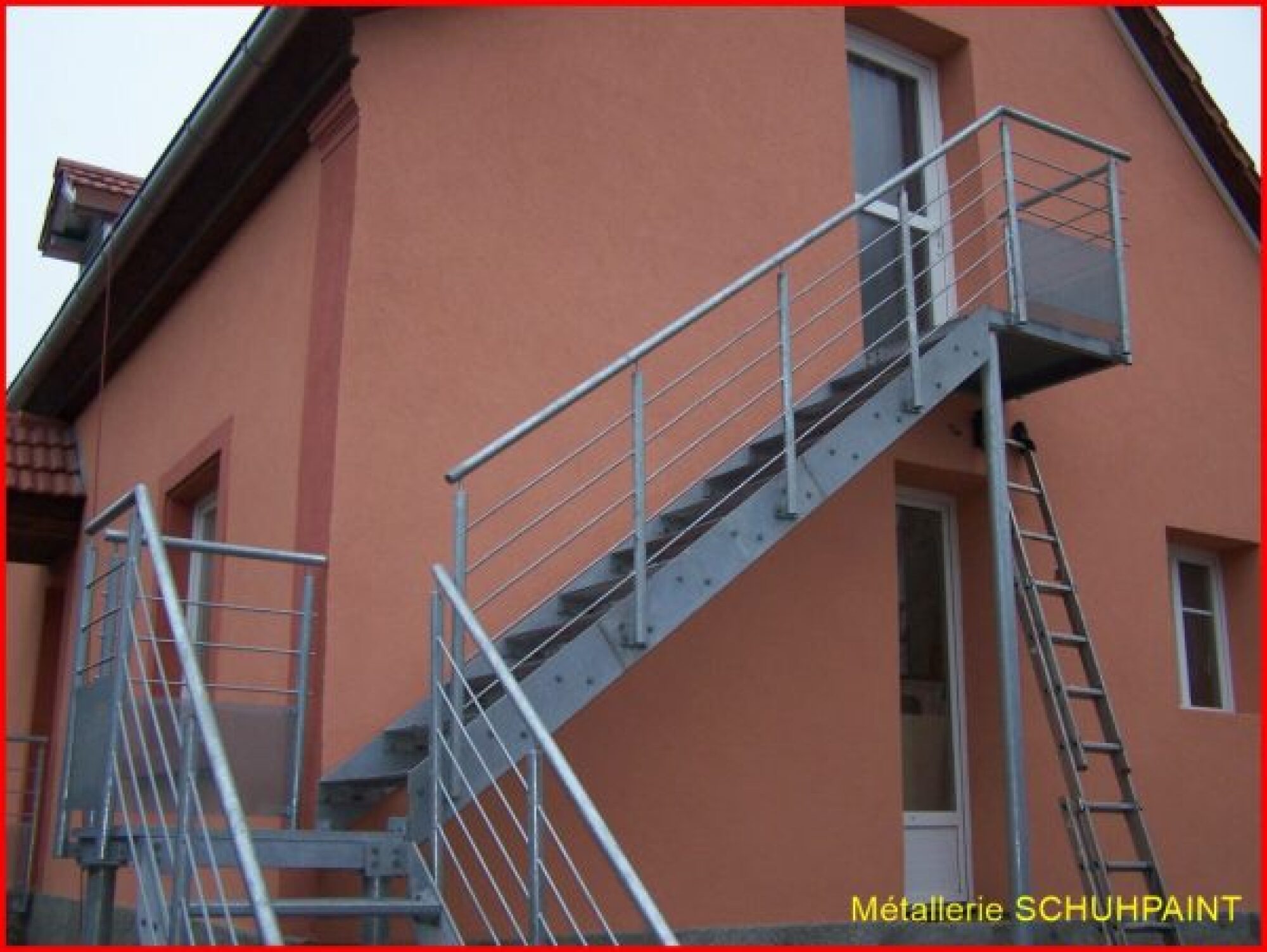 Escalier H2.5M – Marches en caillebotis 30×10 : 1 Rampe