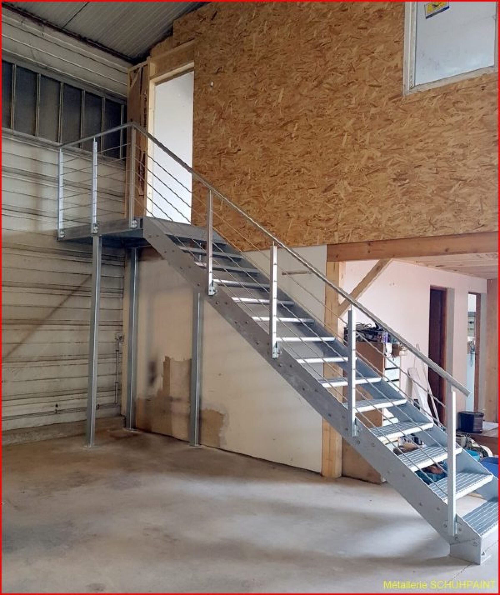 Escalier H2.5M – Marches en caillebotis 30×10 : 1 Rampe