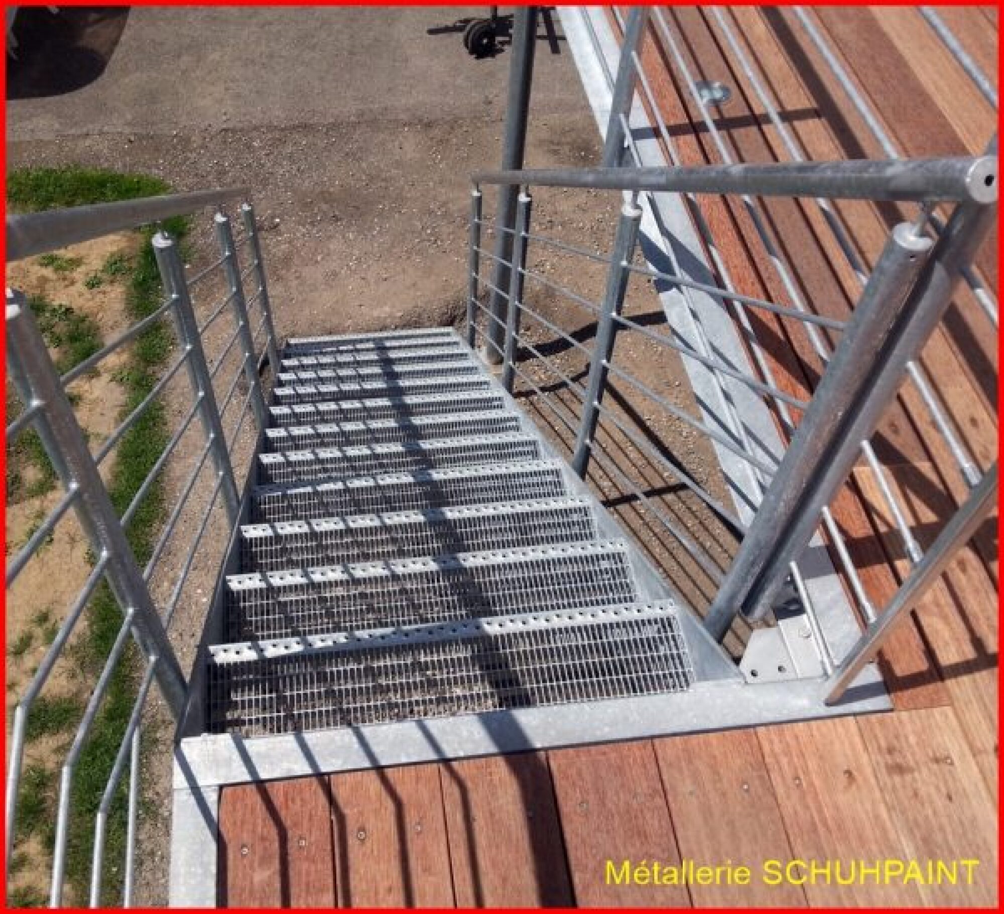 Escalier H2.5M – Marches en caillebotis 30×10 : 2 Rampes