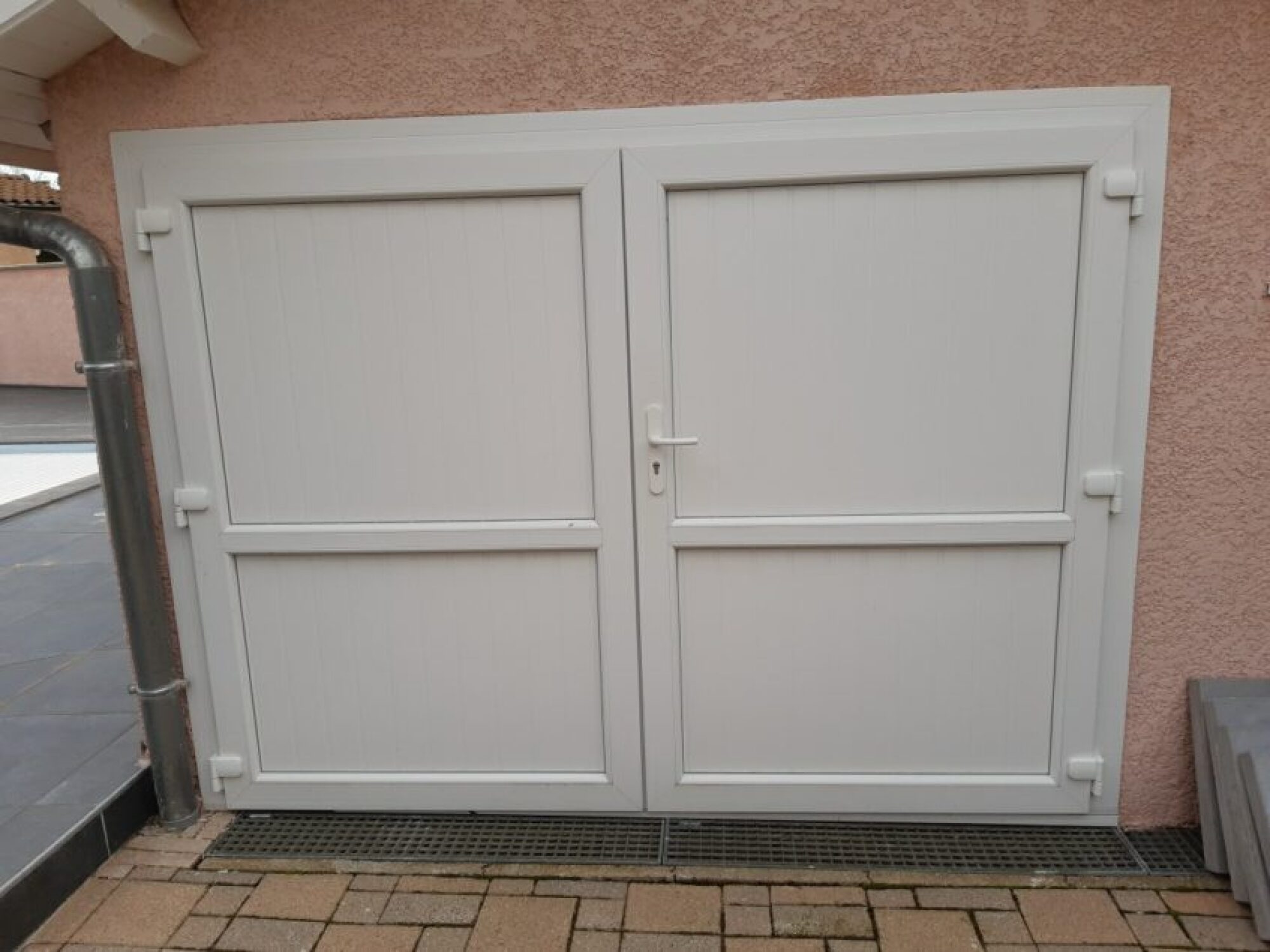 Fourniture et pose de porte de garage en PVC