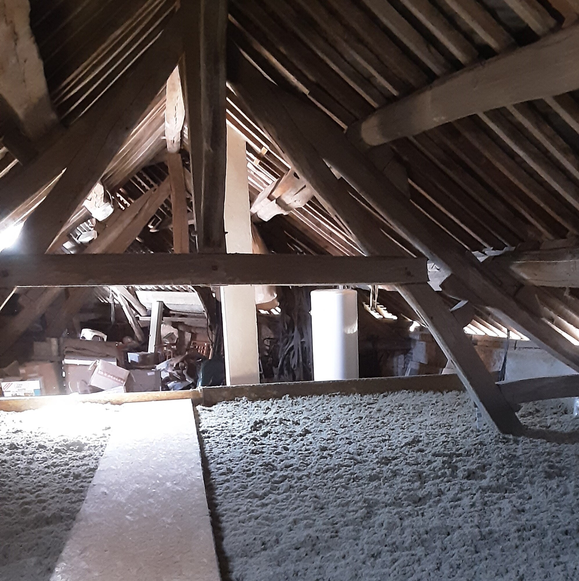 Isolation thermique des combles perdus par souffalge en laine de roche